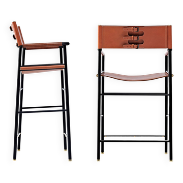 Pair of bar stools with backrest, tobacco colour and black metal.