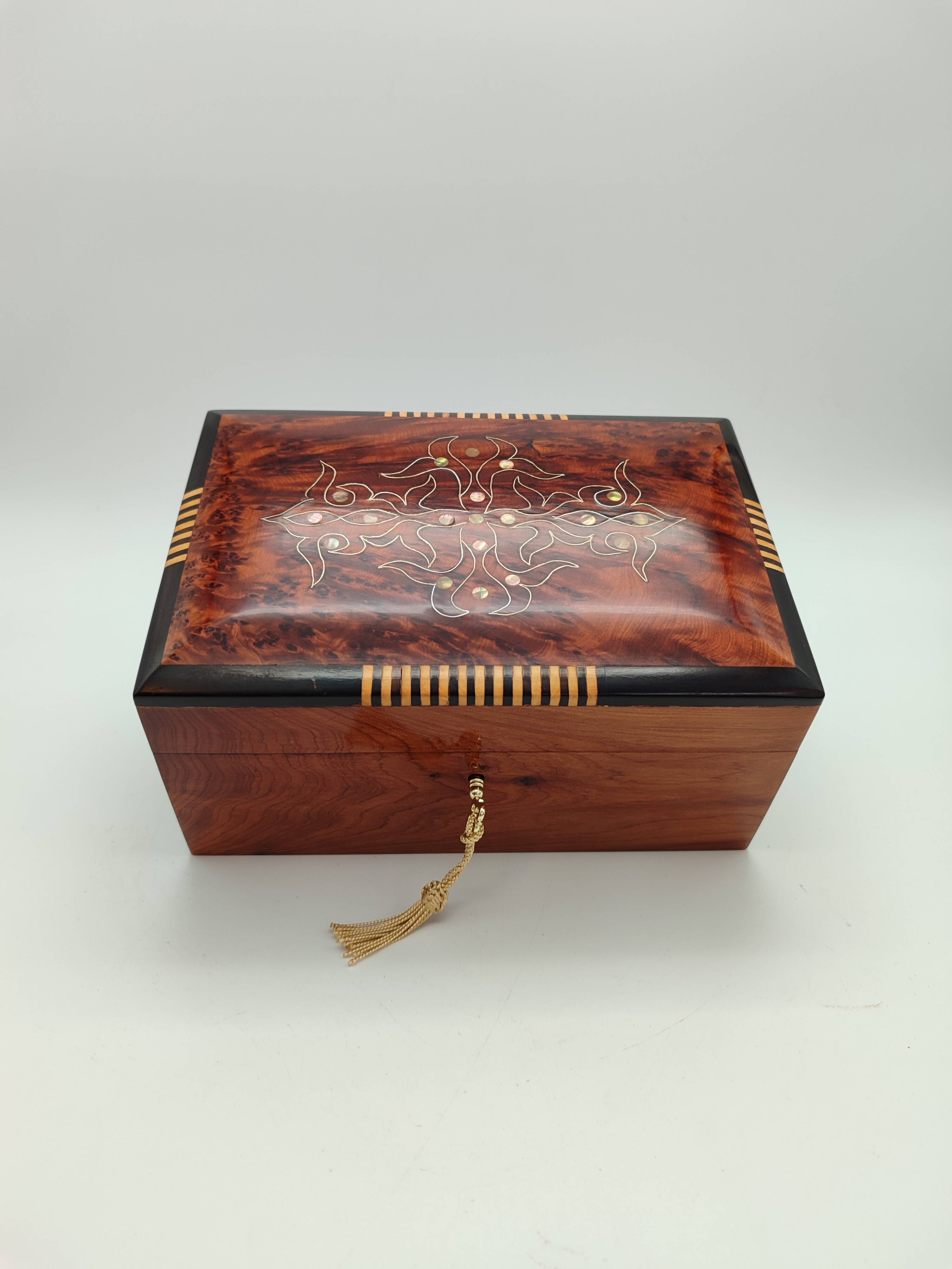 Thuya box locked with pearl encrusted key