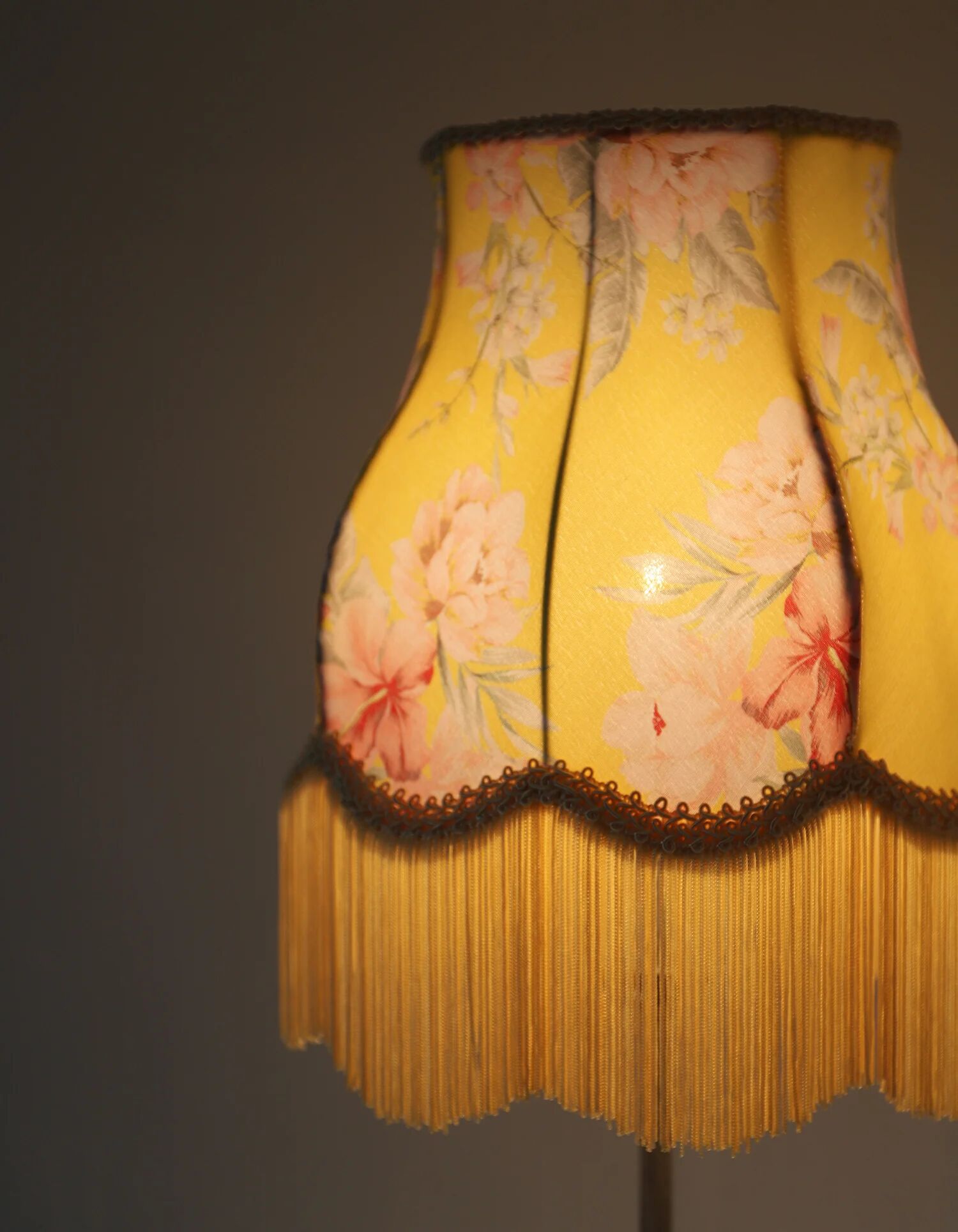 Table lamp – Vintage base and fringed floral shade