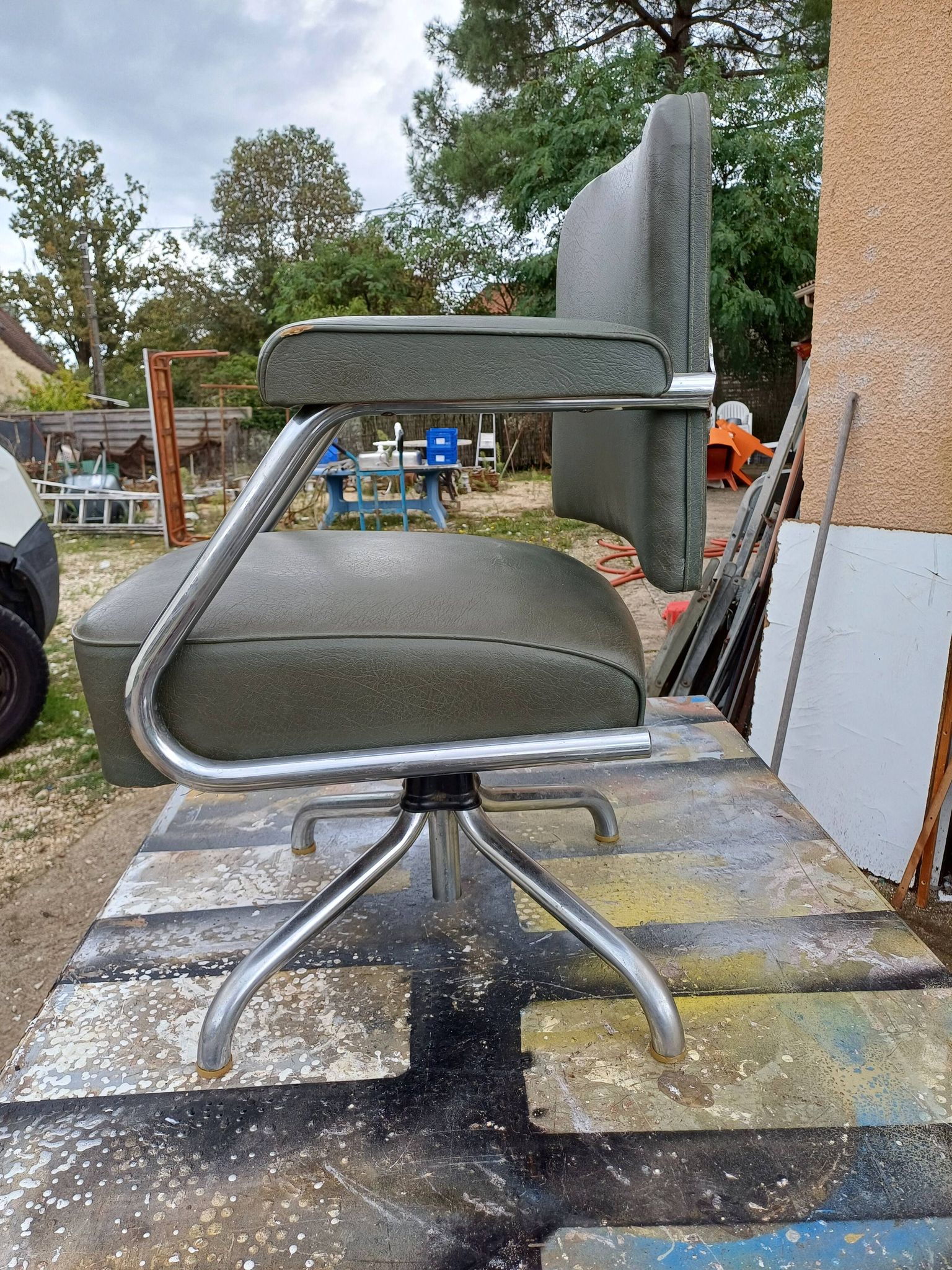 Pullman Armchair in Chrome Metal and Green Leatherette