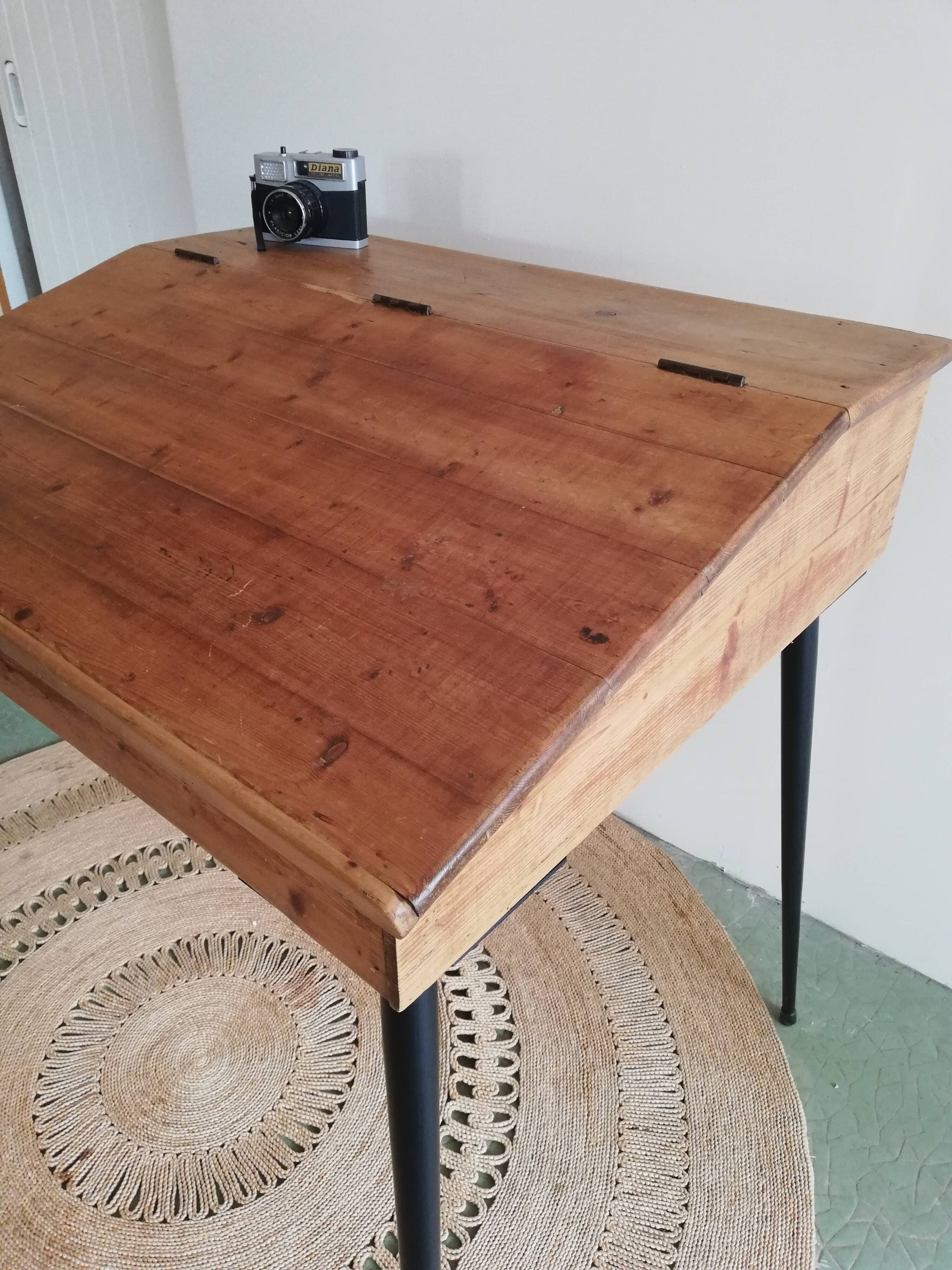 Writing desk revisits vintage 70s