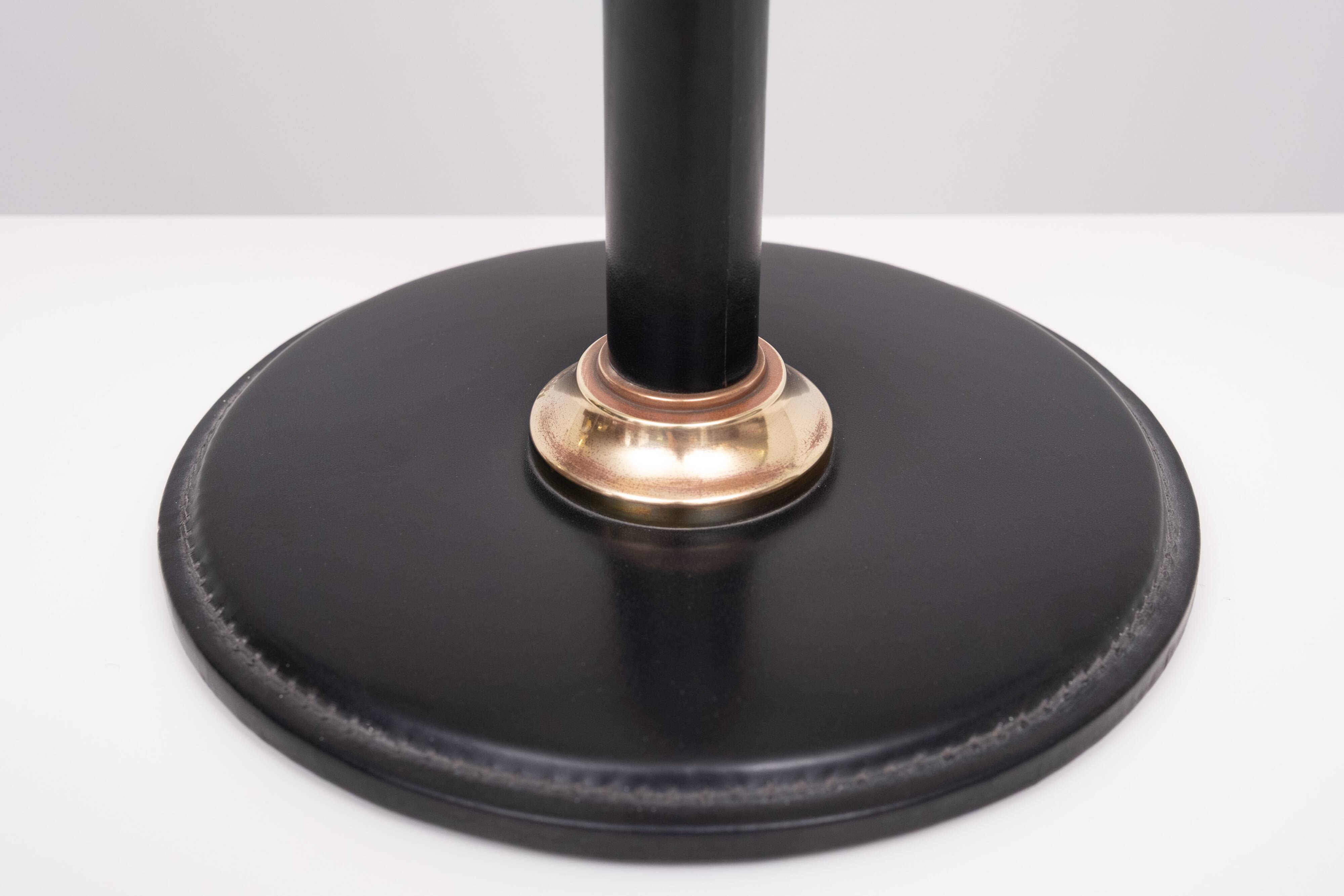 Lampe de table en cuir cousu Jean Adnet, style années 1960