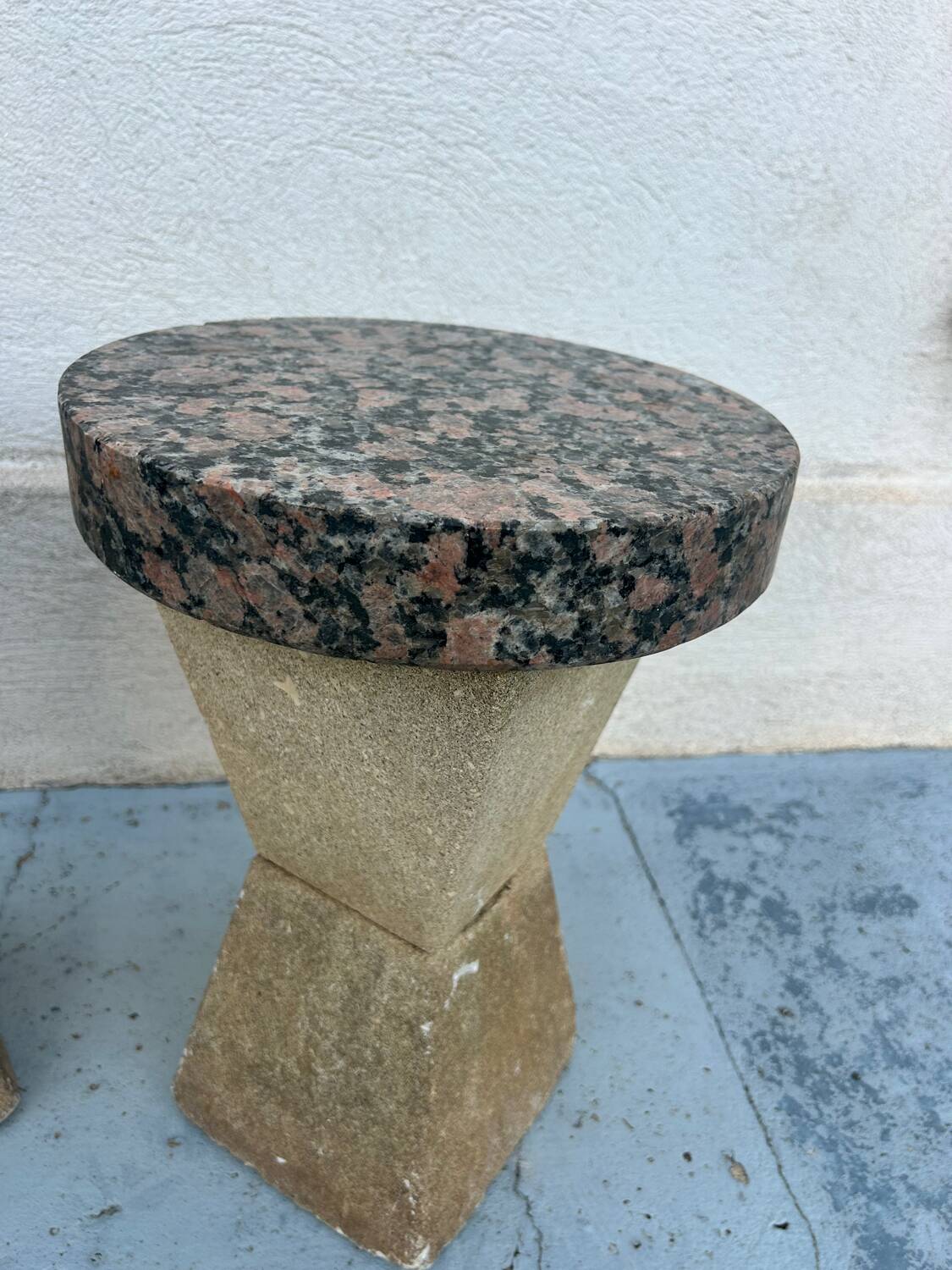 Paire de tables brutalistes en granit et pierre