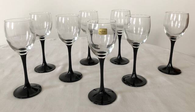 Set of 8 Luminarc stemmed glasses