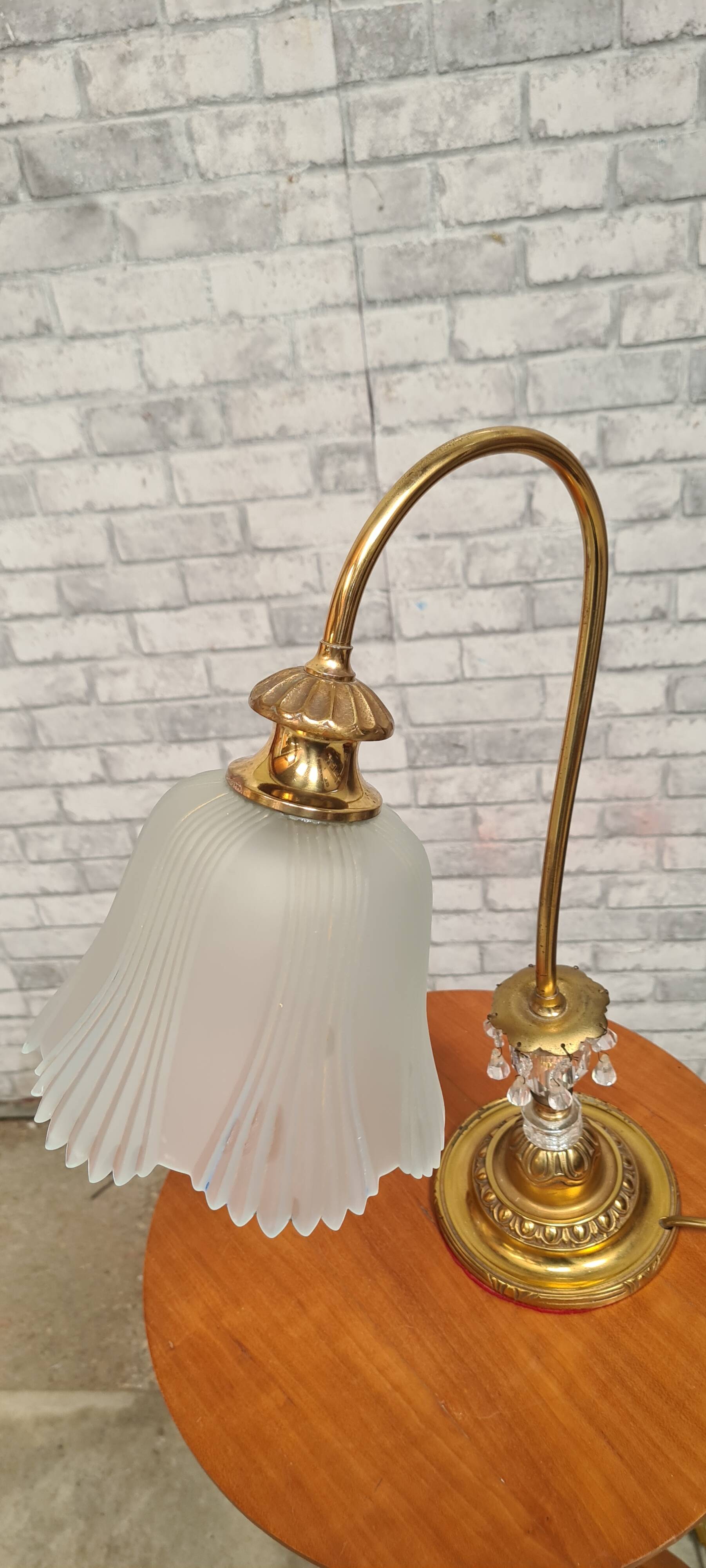 Large brass lamp with tassels 1970 to 80 and opaque molded glass, very good condition, electric ok, elegant