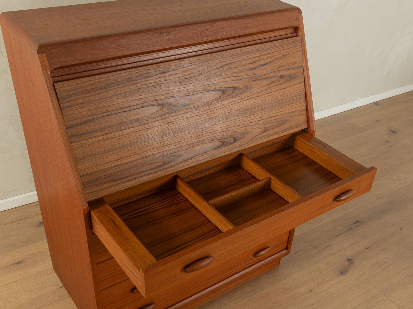 1980s bureau, Dyrlund