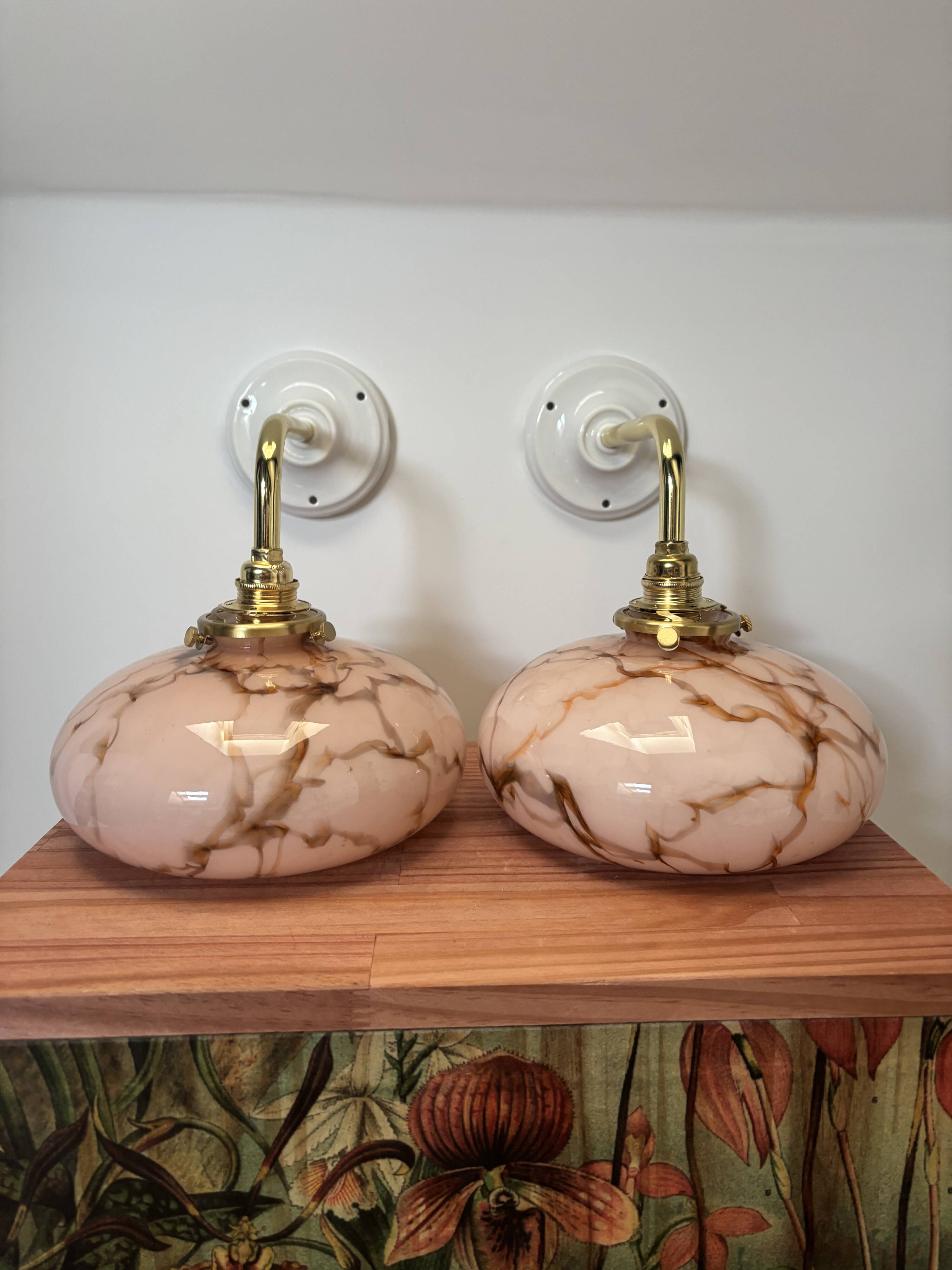 Paire d’appliques murales Art Déco en opaline marbrée