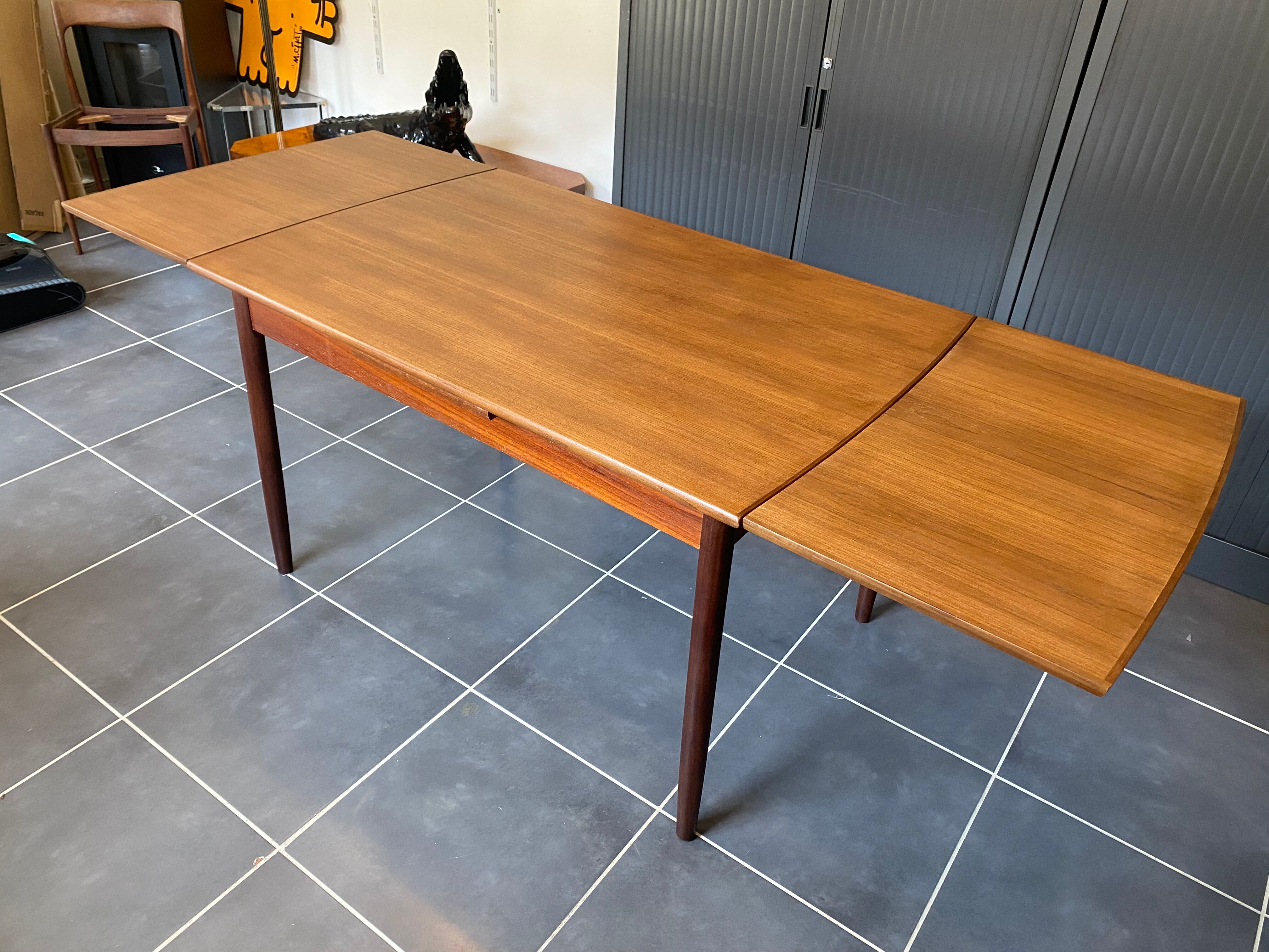 Extendable Scandinavian teak table by Johannes Andersen for Samcom Denmark.