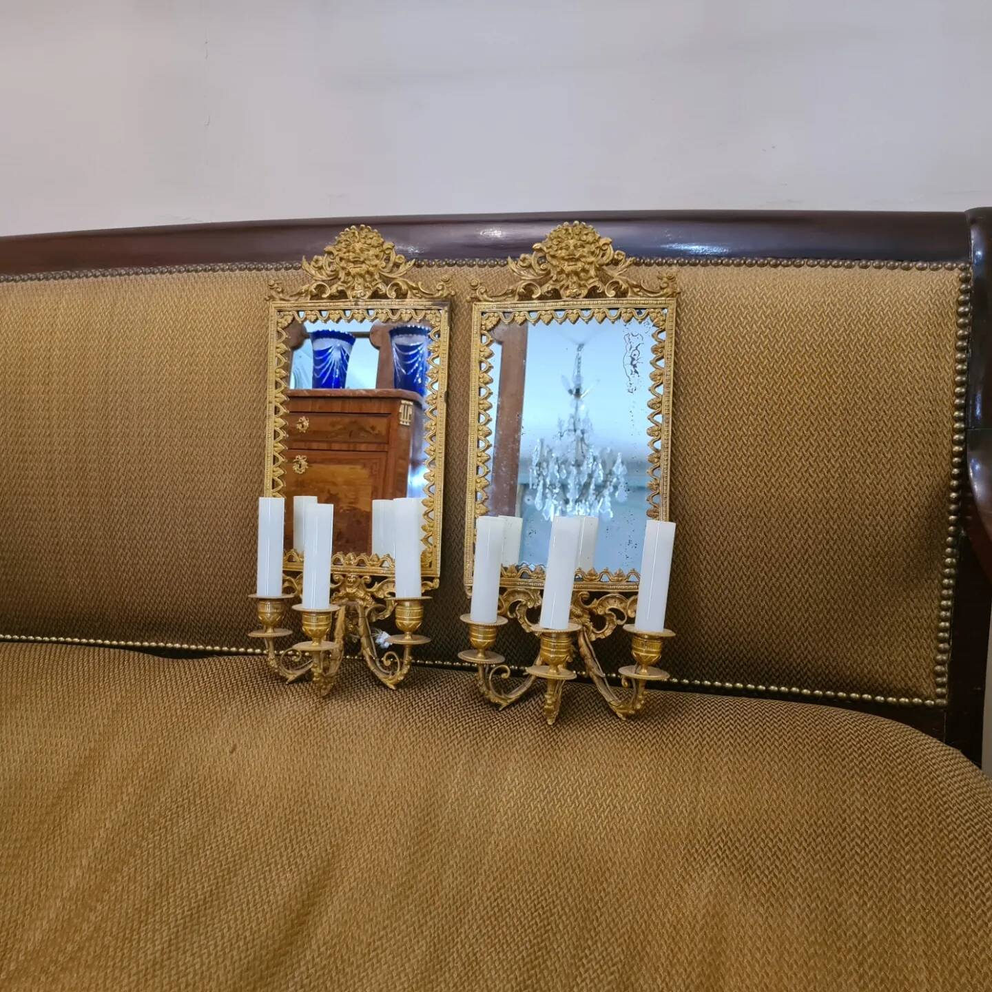 Pair of wall lights with mirror backgrounds with 3 arms of lights in chiseled and gilded bronze. framing decorated with foliage and masks. louis xiv style