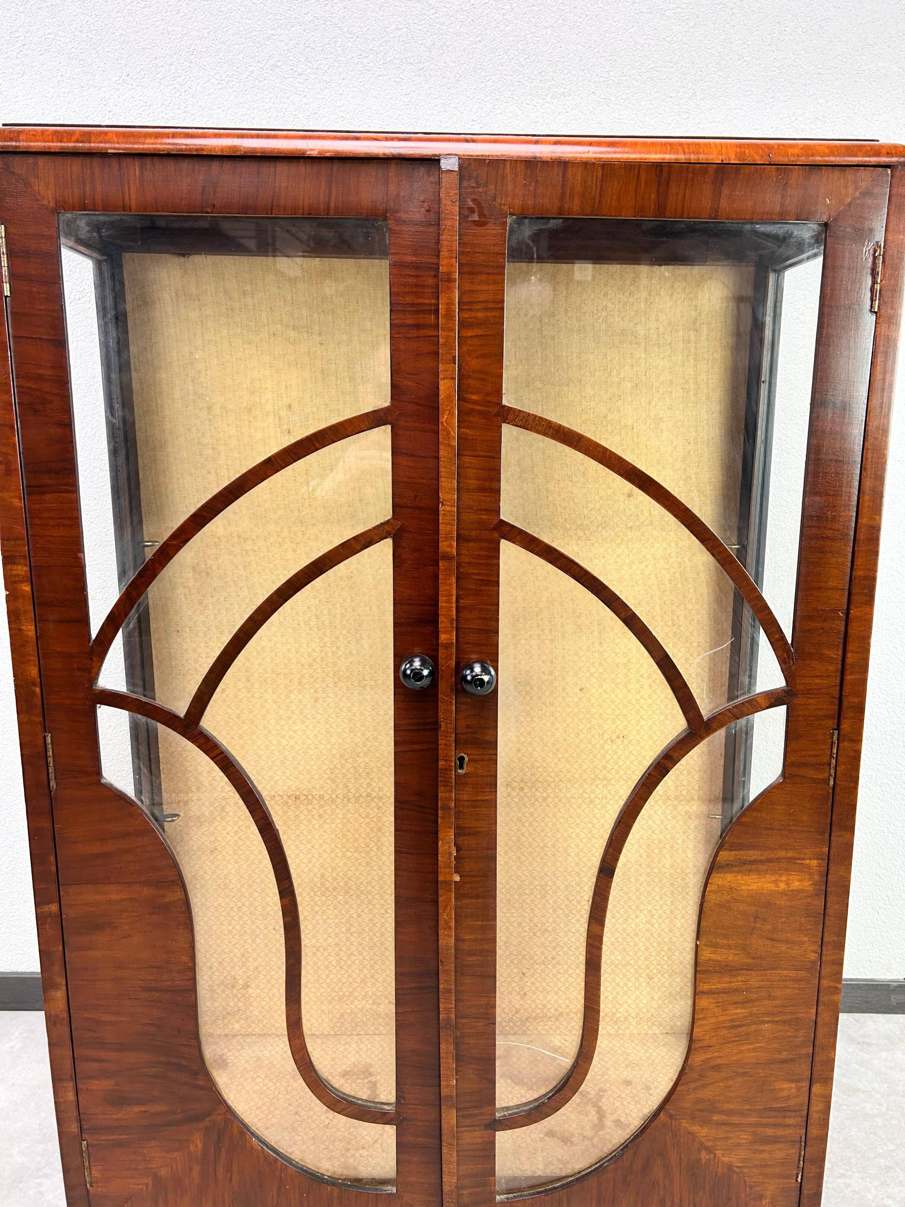 Petite vitrine art déco en noyer