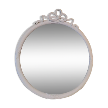 Miroir rond en bois sculpté avec en haut un ruban formant un noeud coloris crème