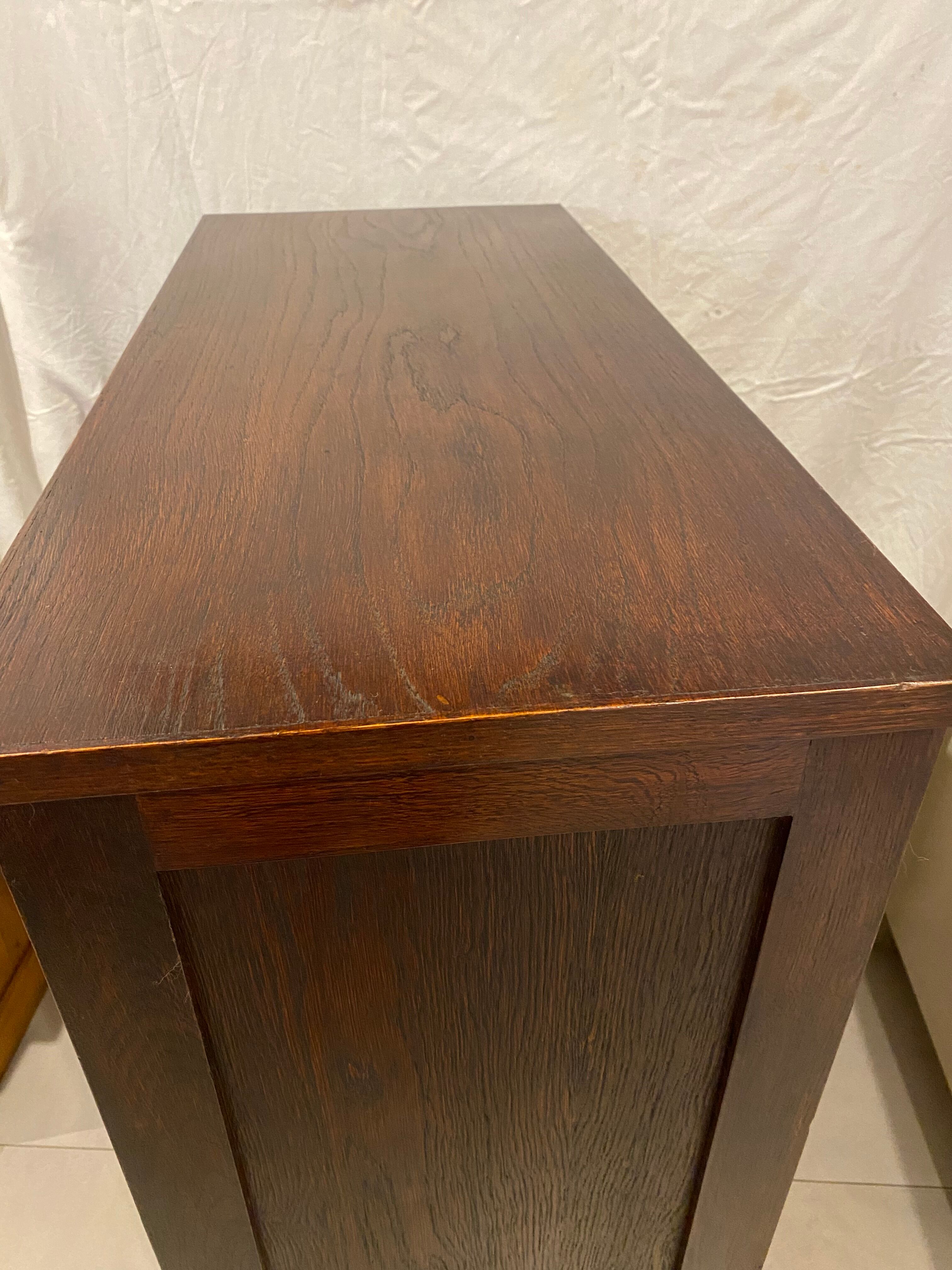 Double curtain cabinet