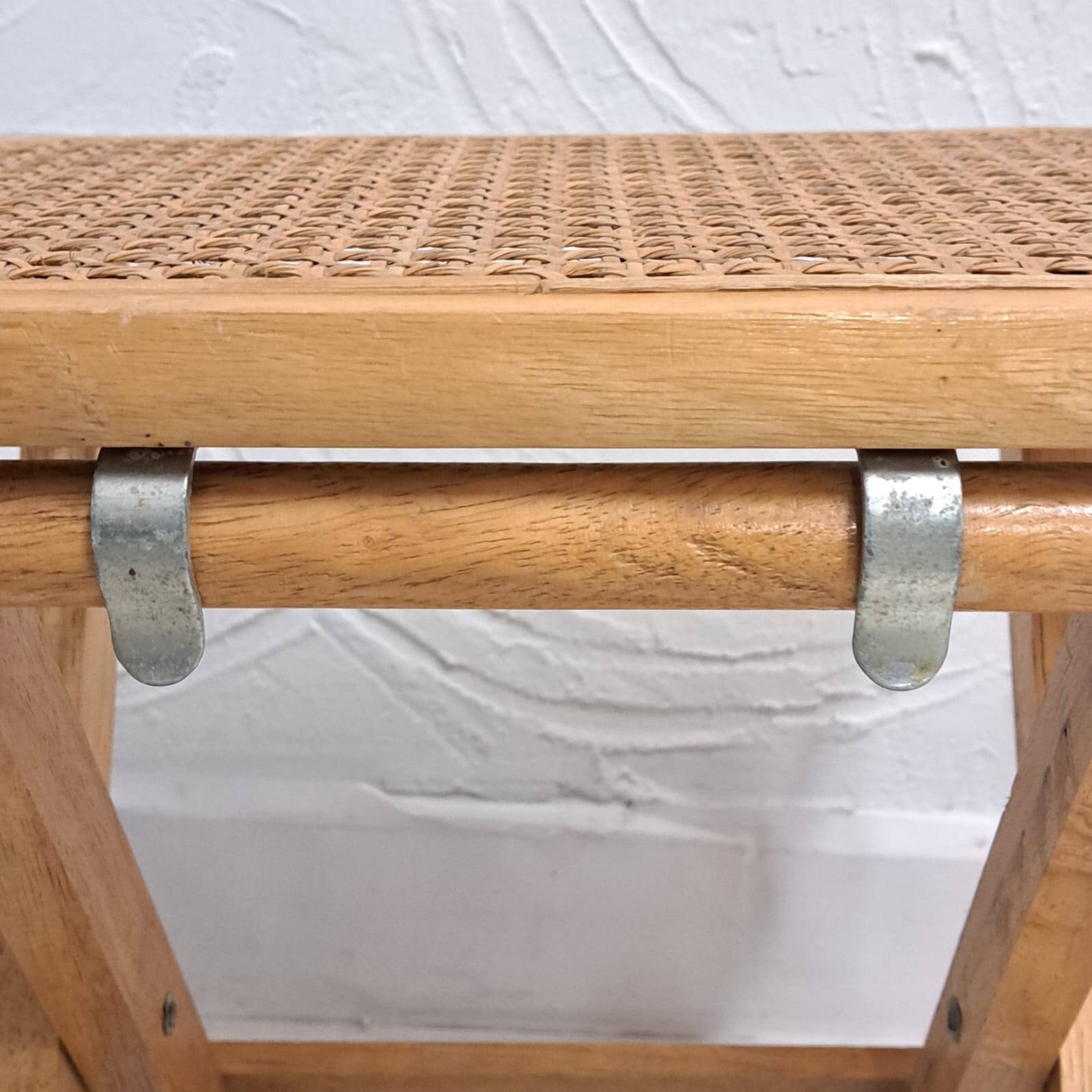 Cinq tabourets viennois vintage en paille