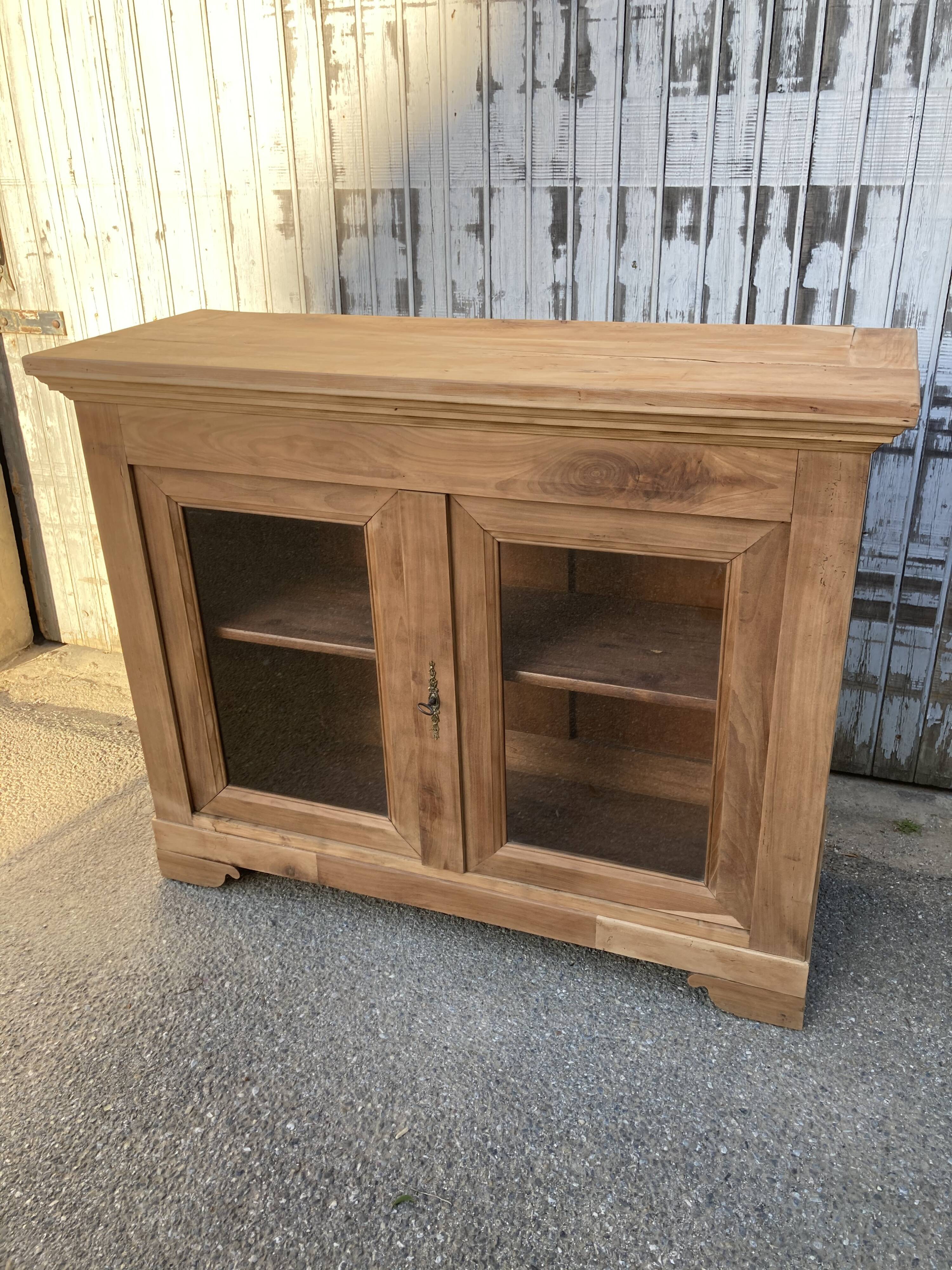 Low 2-door glass furniture