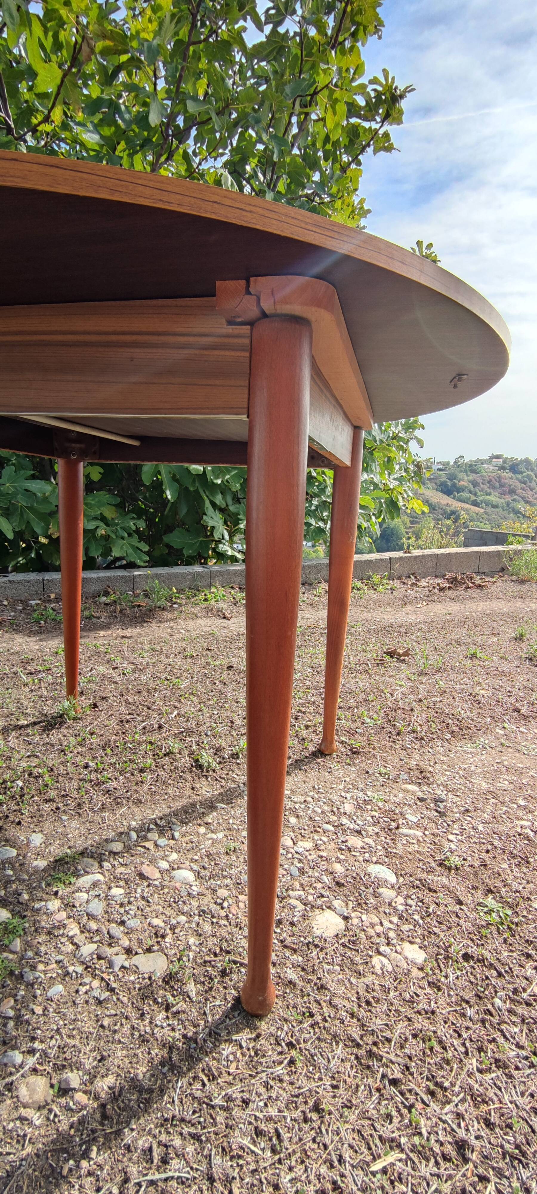 Vintage extendable round table