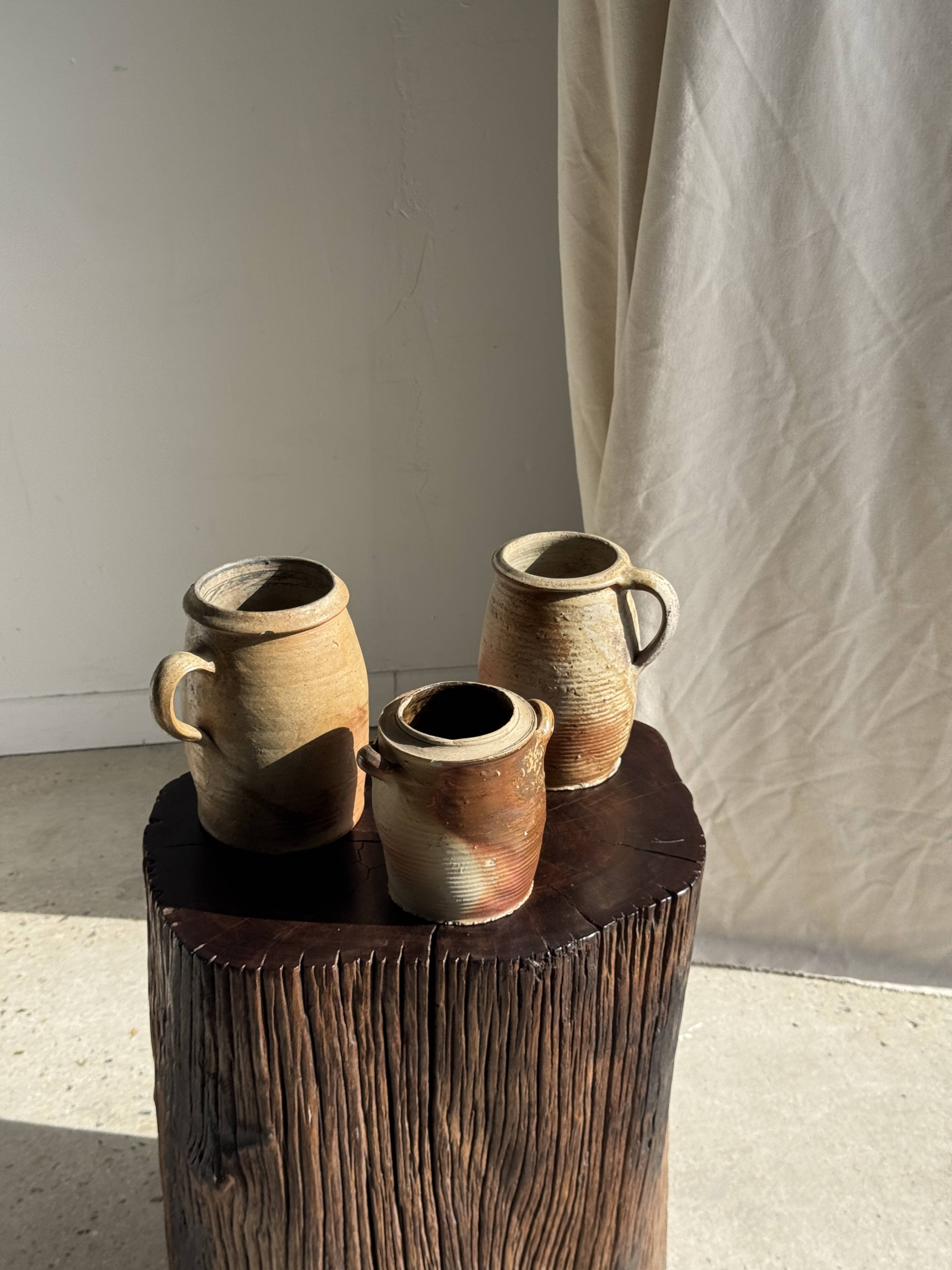 Large matte stoneware oval pot with beige handle H21 D12