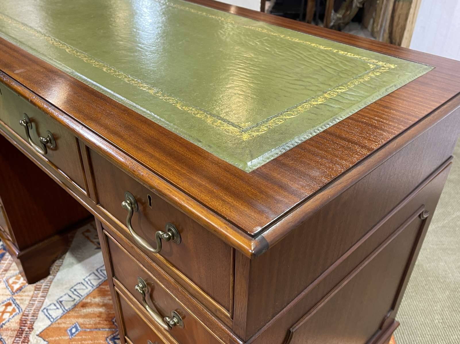 Bureau anglais à caissons des années 1950 en acajou et dessus cuir