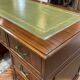 Bureau anglais à caissons des années 1950 en acajou et dessus cuir