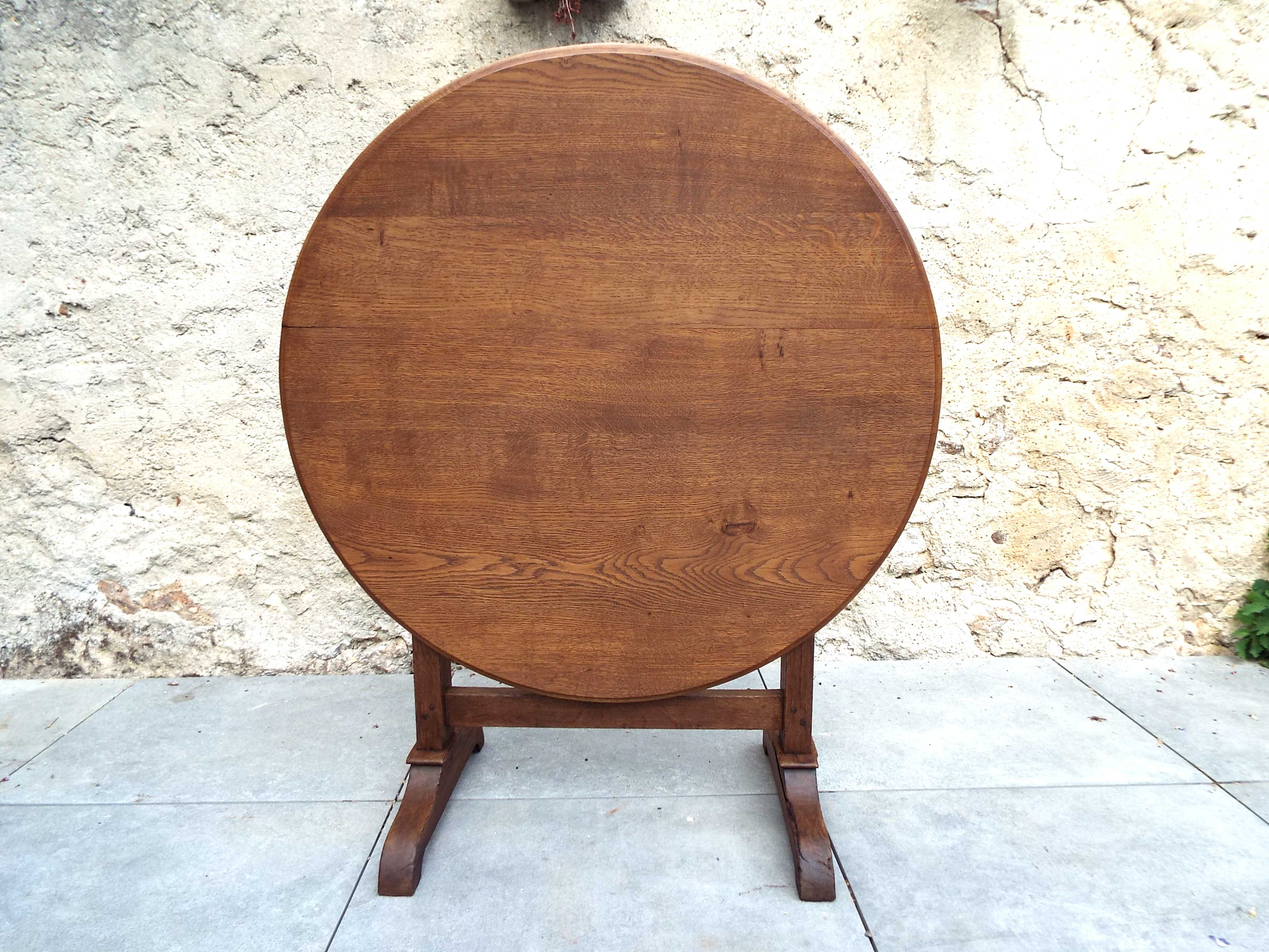 Folding round table winemaker