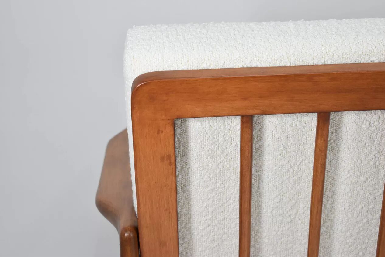 Canapé des années 60, en teck et bouclé blanc.