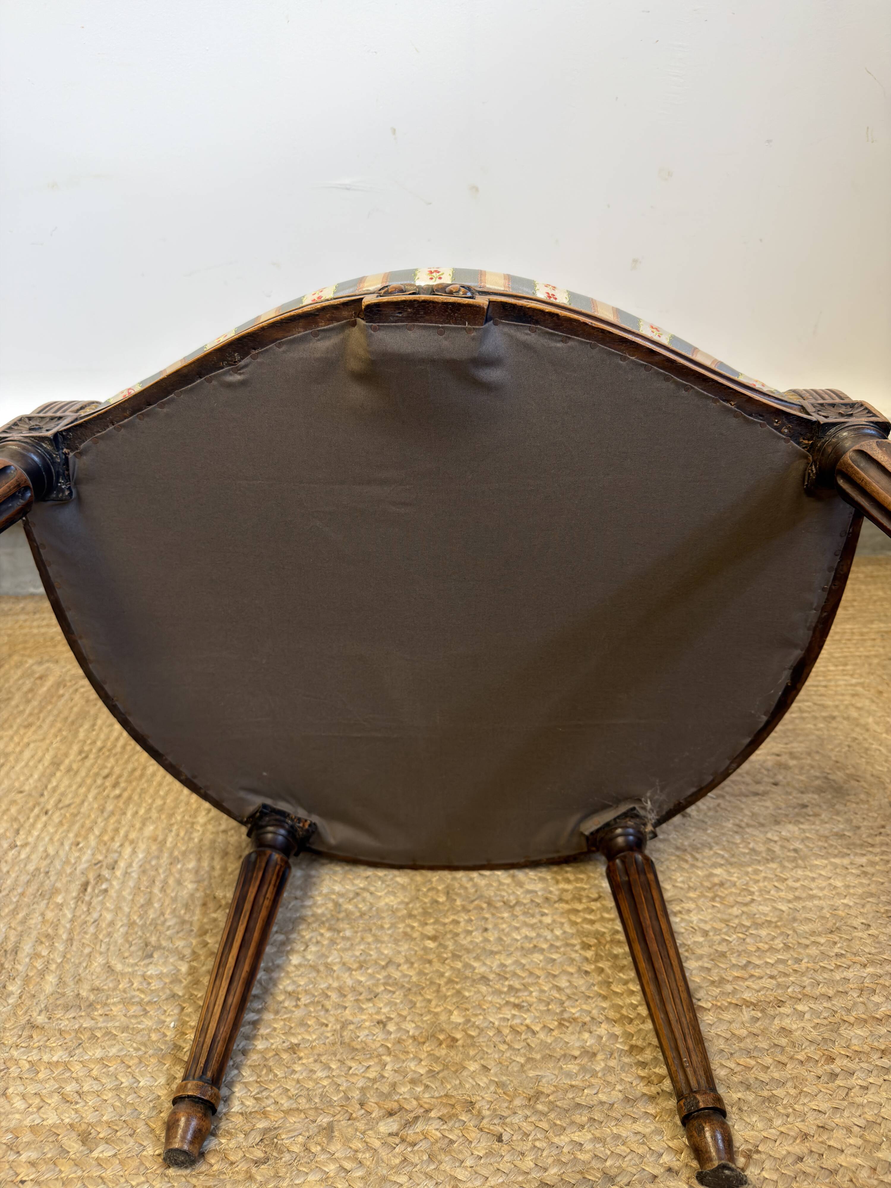 Fauteuil cabriolet médaillon de style Louis XVI