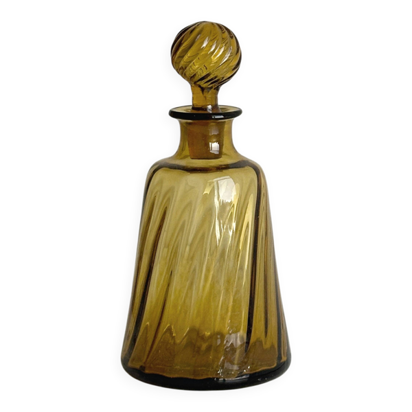 Carafe en verre ambré torsadé