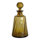 Carafe en verre ambré torsadé