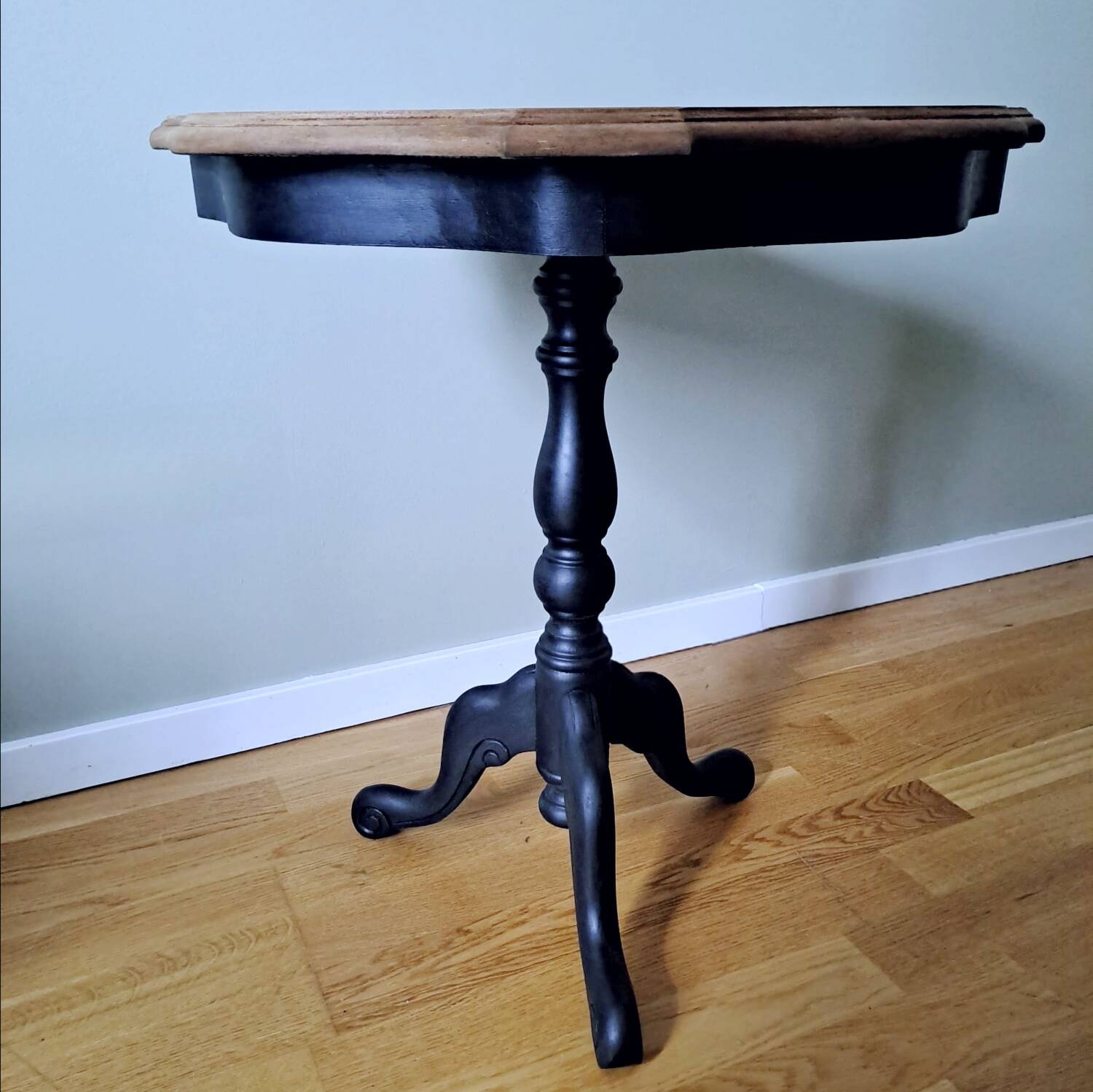 Marquetry pedestal table