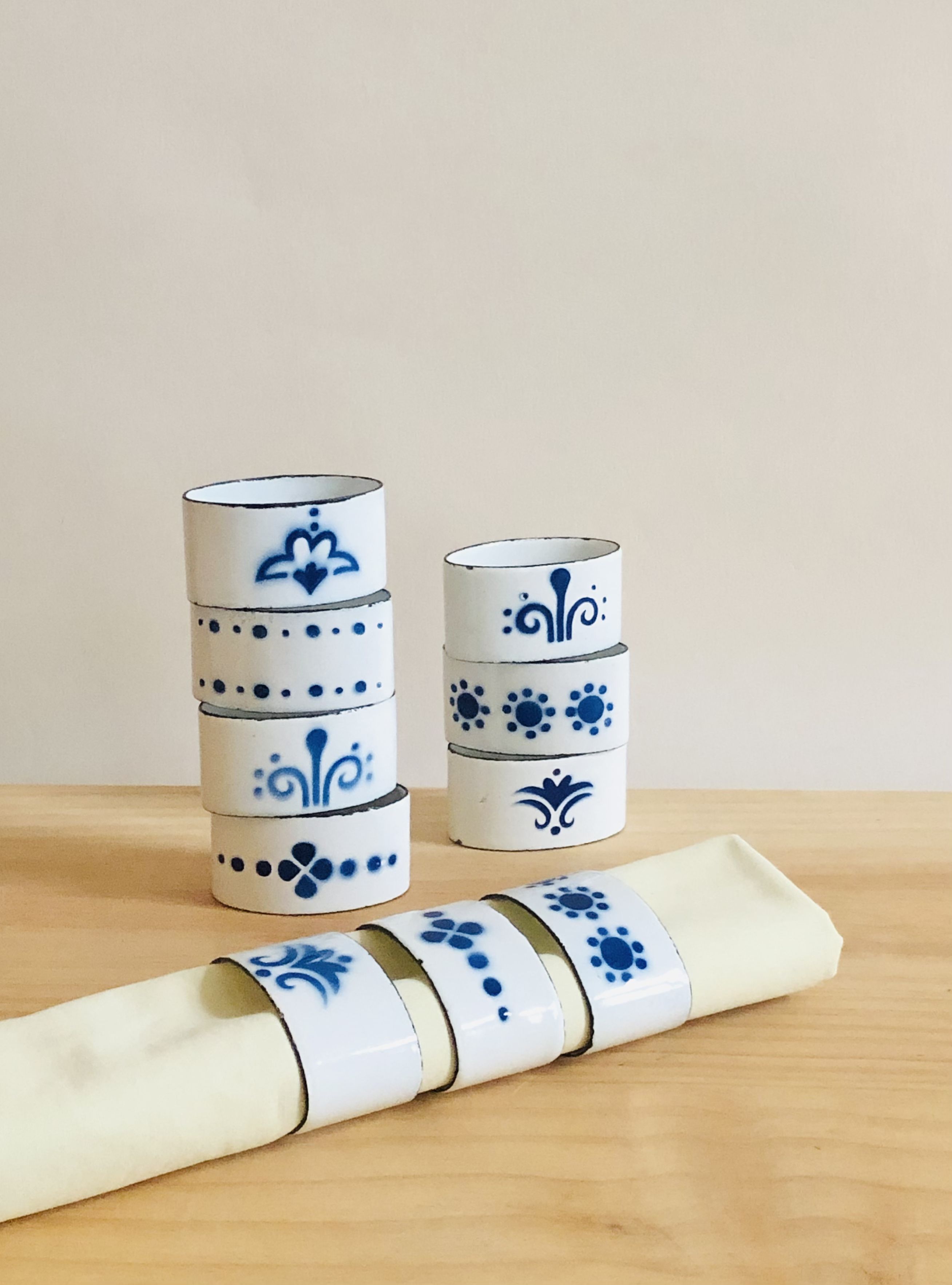 Set of 10 rounds of enamelled metal towel