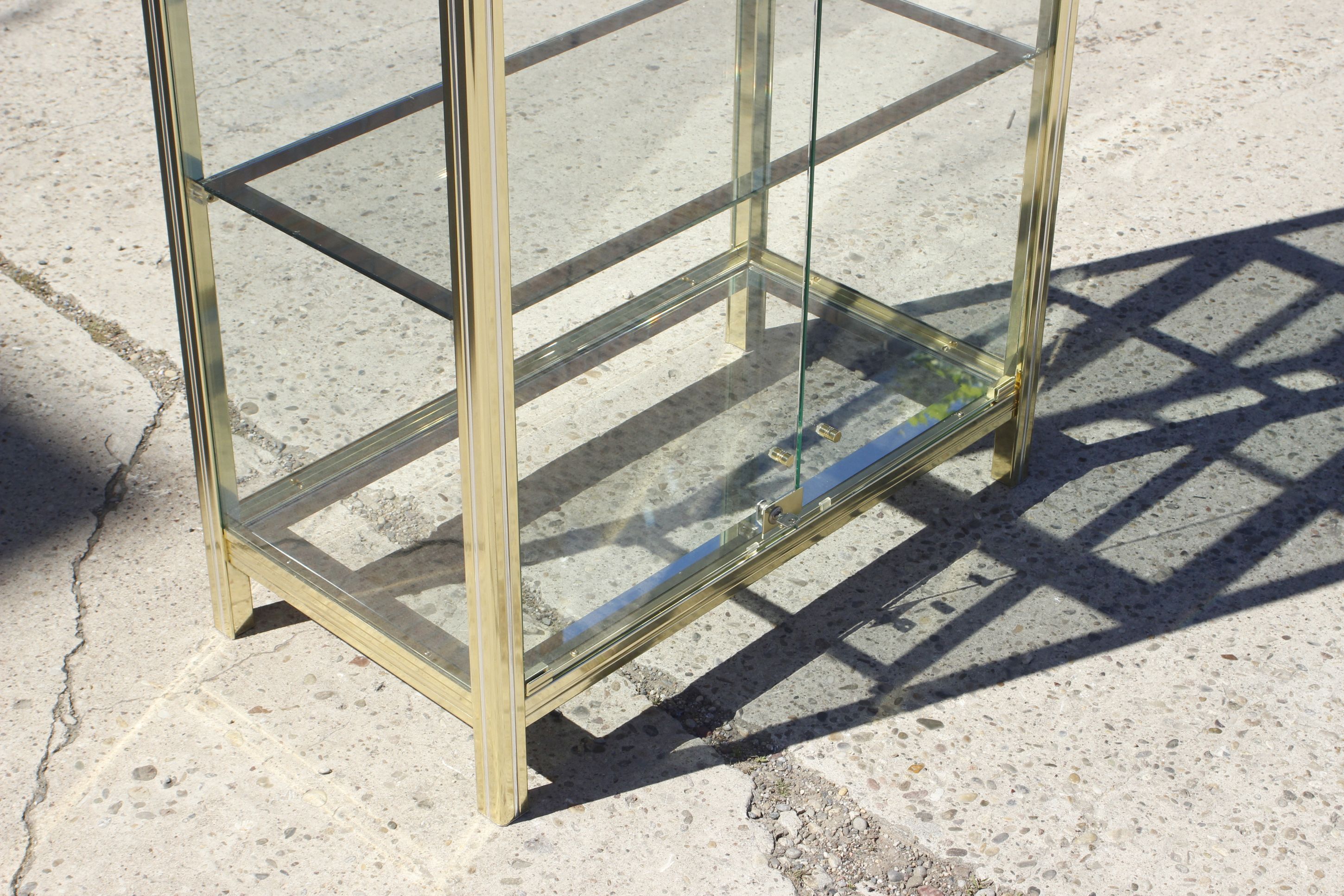 Vitrine vintage en laiton doré et verre, 1970s
