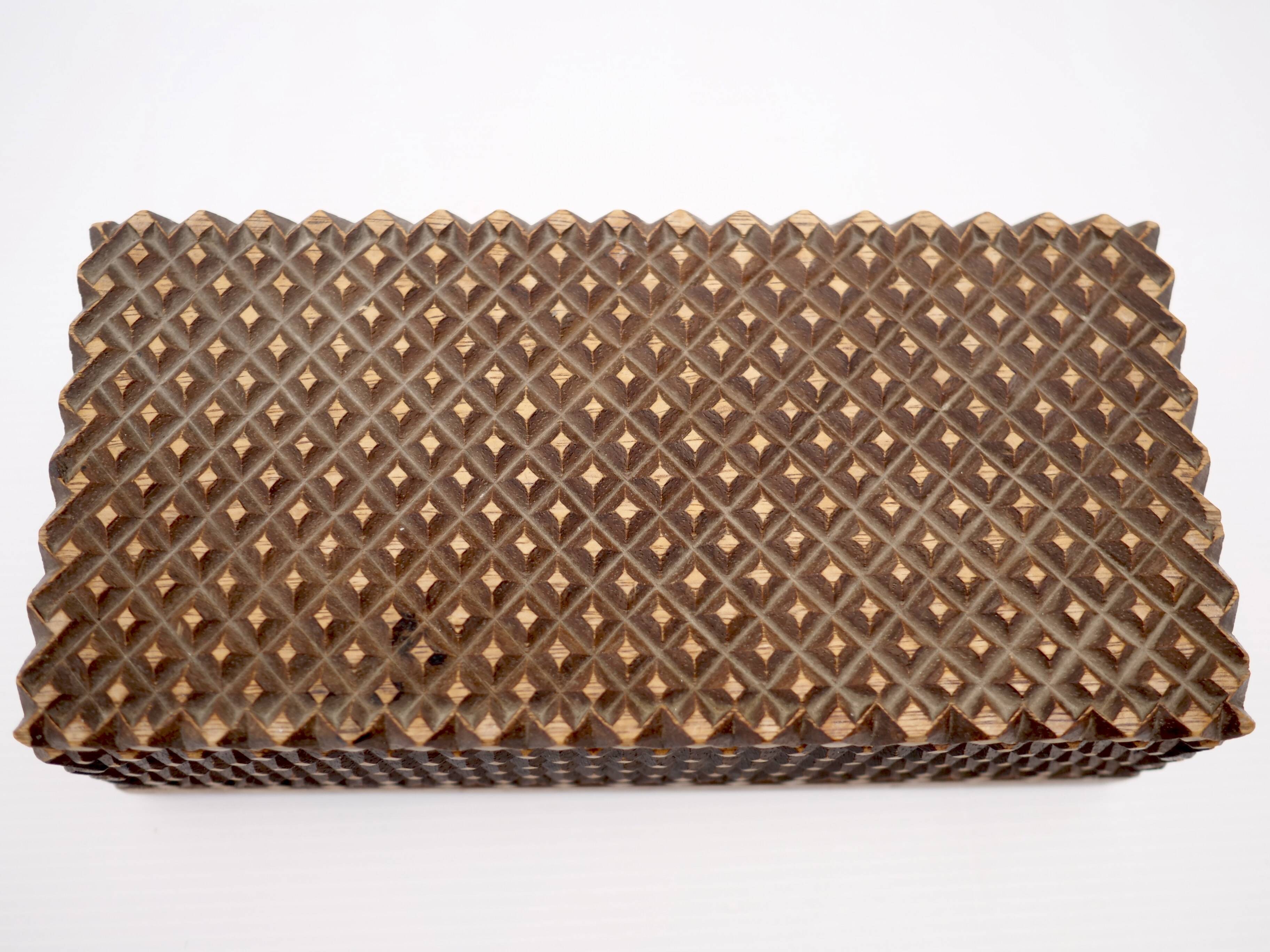 Brutalist pocket emptier with lid