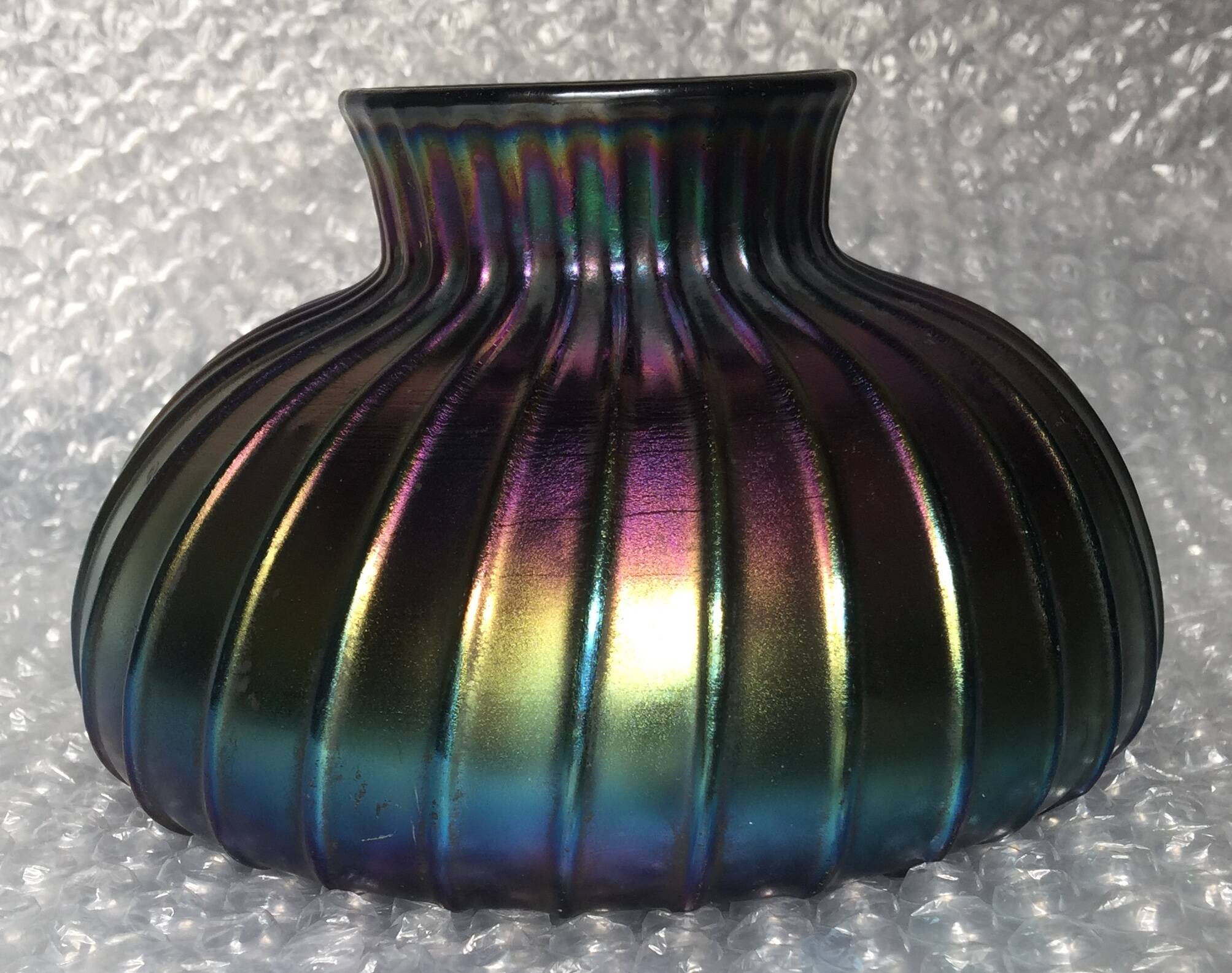 Vase à panse plate à côtes, attribué à loetz