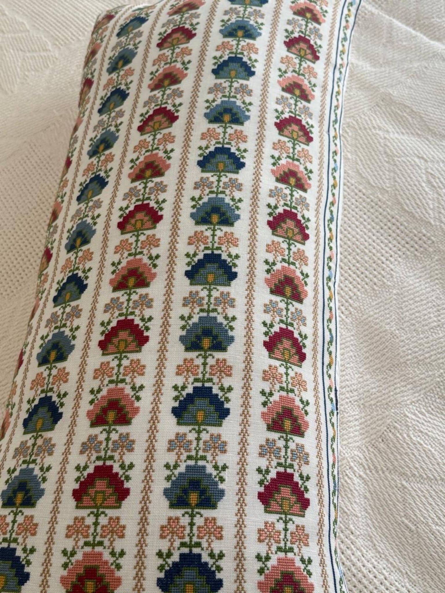 Coussin exceptionnel en textile grec vintage tissé à la main, des années 1950-1970.