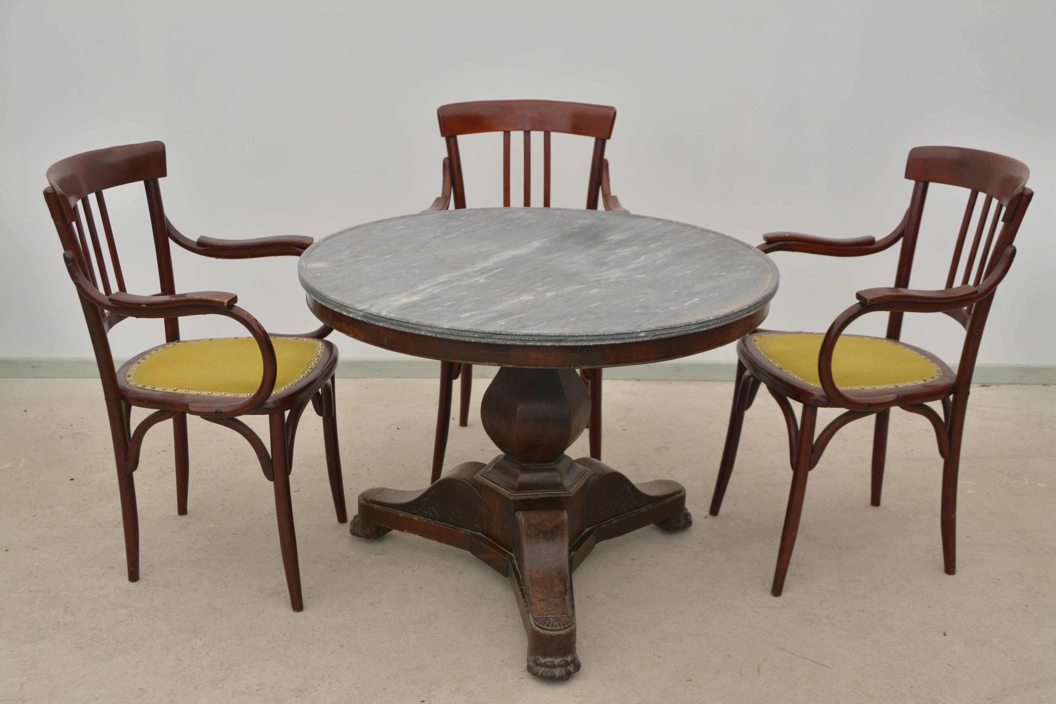 Round table in wood and marble