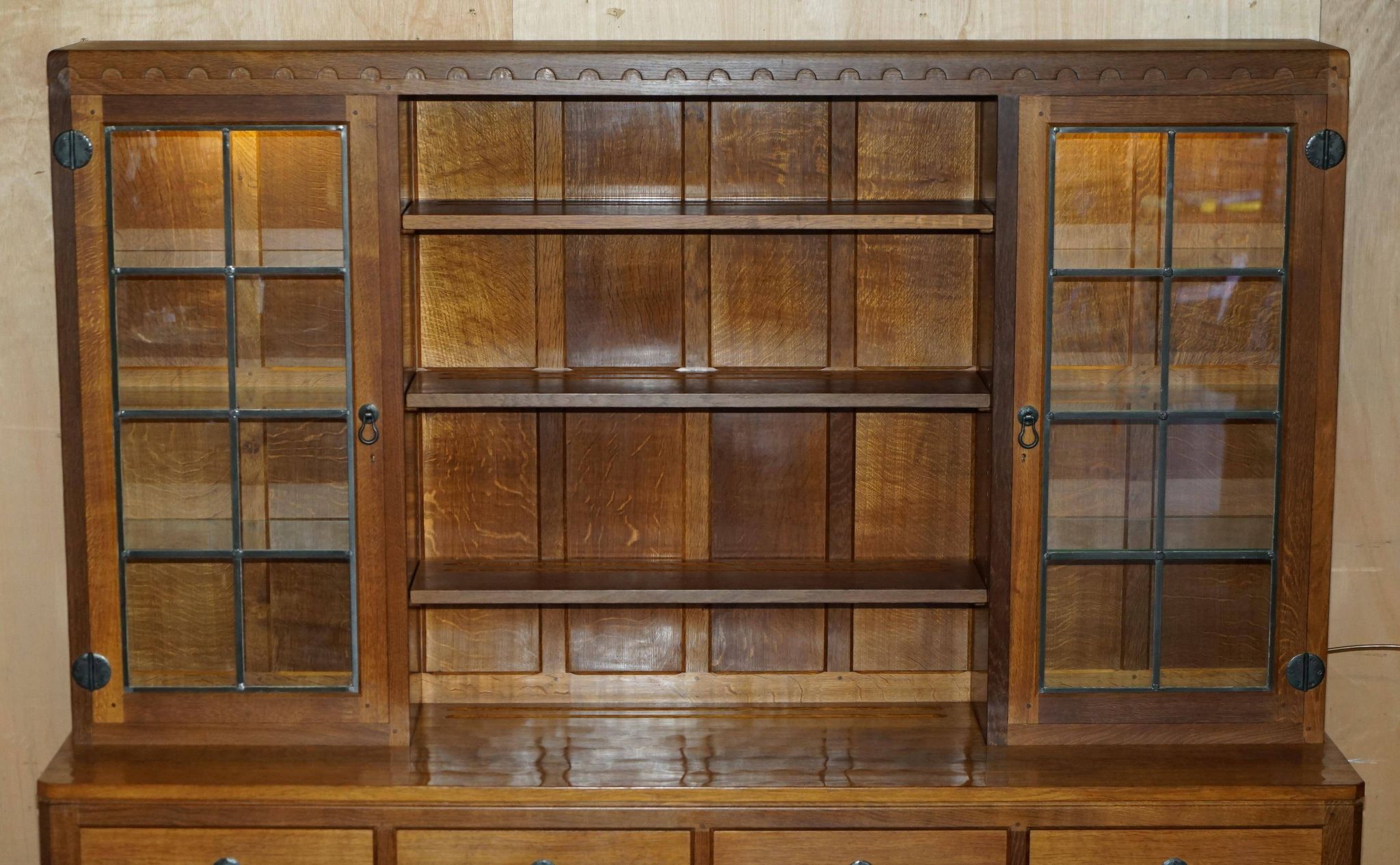 Buffet vitrine vintage Robert Mouseman Thompson en chêne avec étagères et éclairage