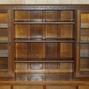 Buffet vitrine vintage Robert Mouseman Thompson en chêne avec étagères et éclairage