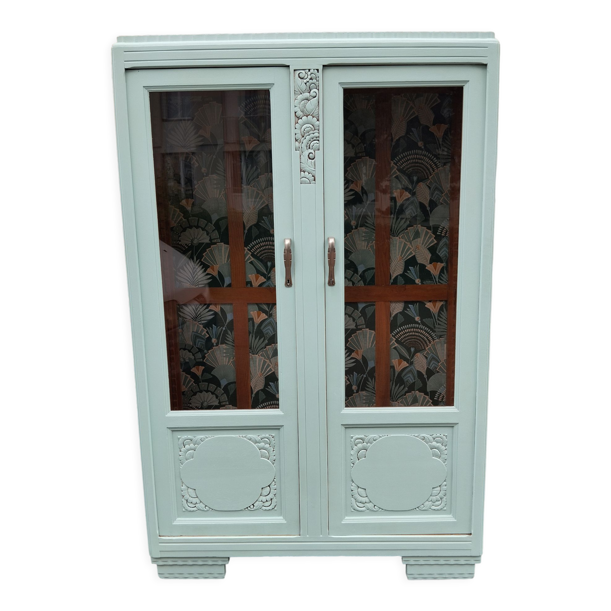 Parisian showcase cabinet year 30