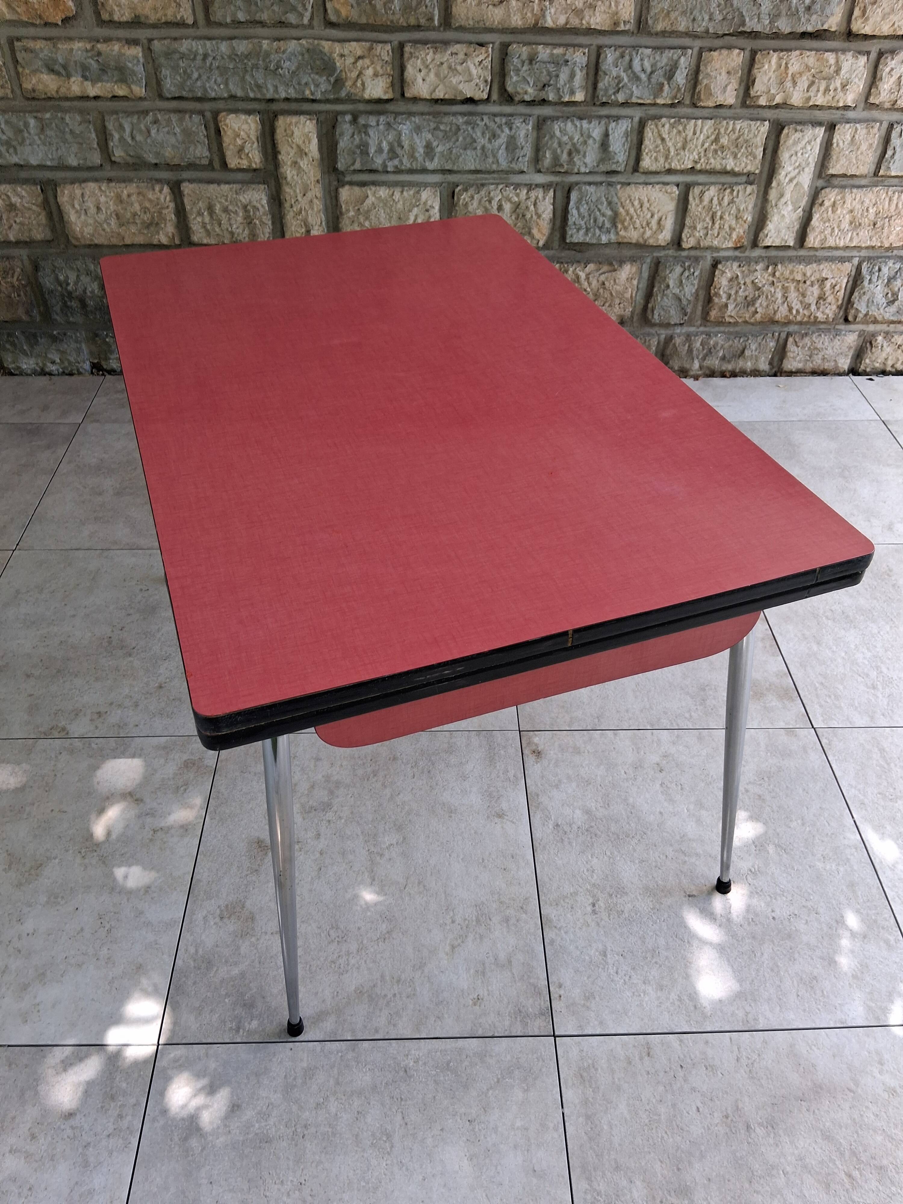 Table de cuisine vintage en formica framboise – 2 tiroirs & 2 rallonges – a