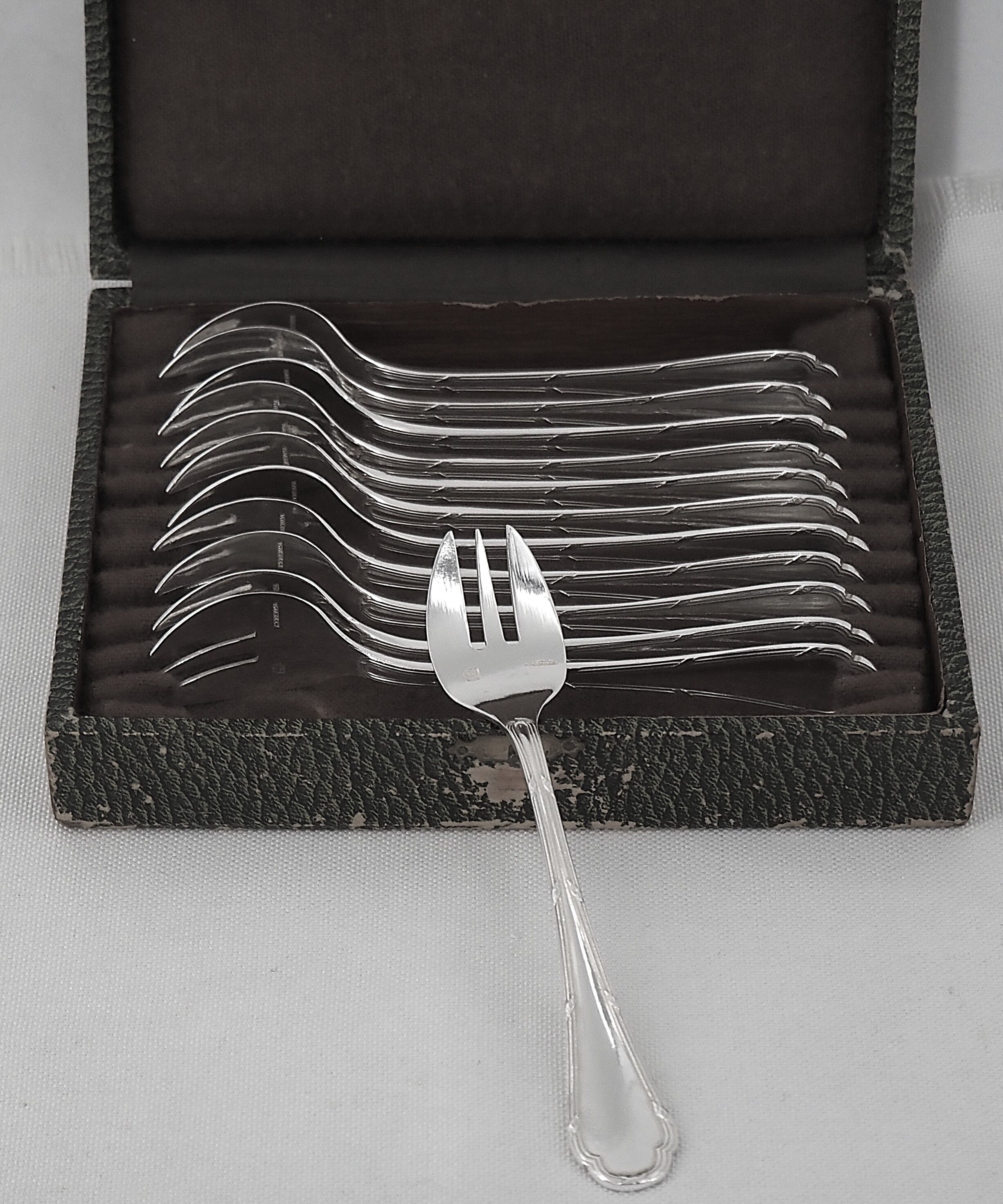 Ercuis Trianon, Rubans, 12 silver-plated oyster forks, excellent condition.