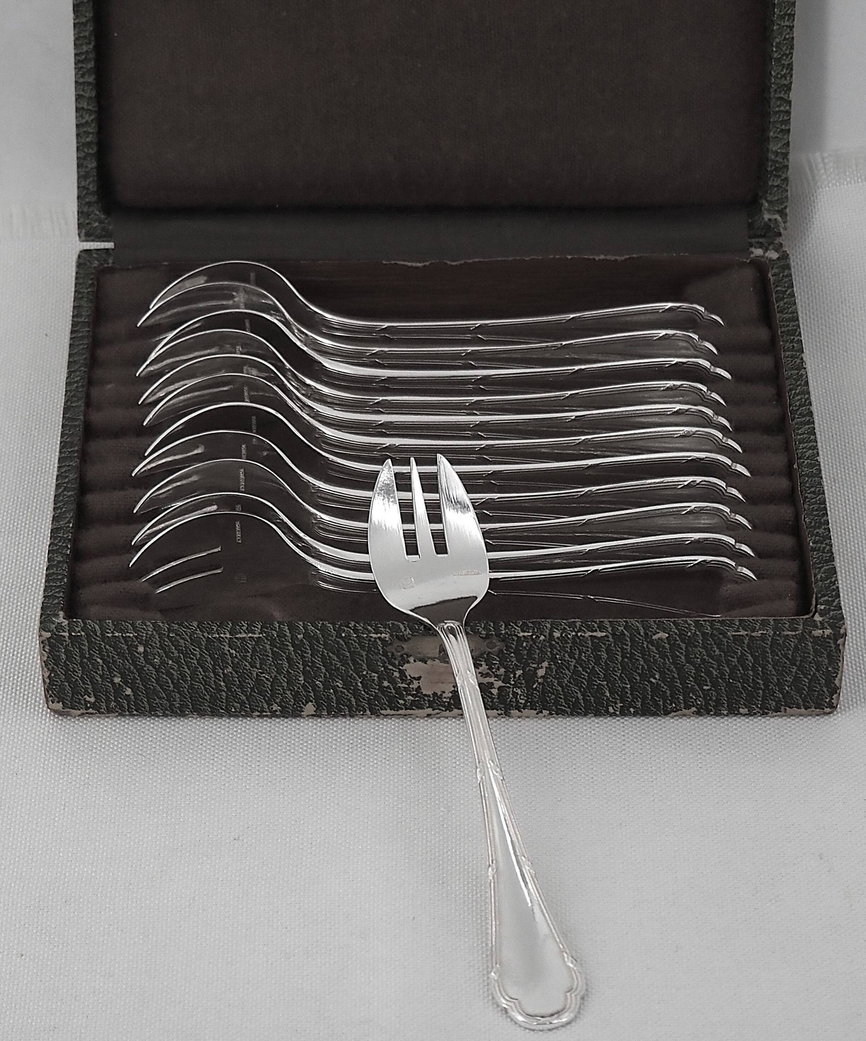 Ercuis Trianon, Rubans, 12 silver-plated oyster forks, excellent condition.