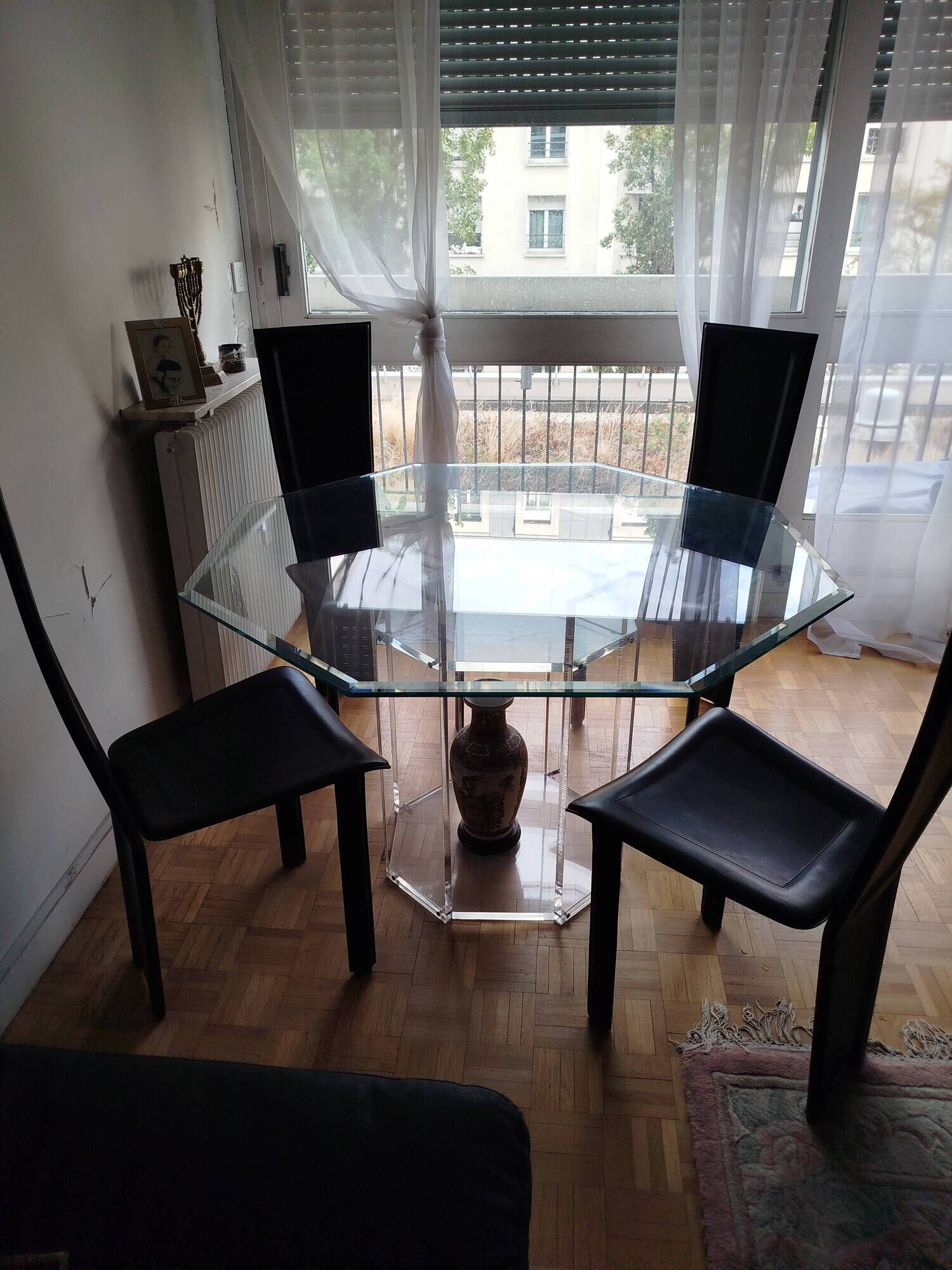 For sale: bevelled glass table and Artedi leather chairs.