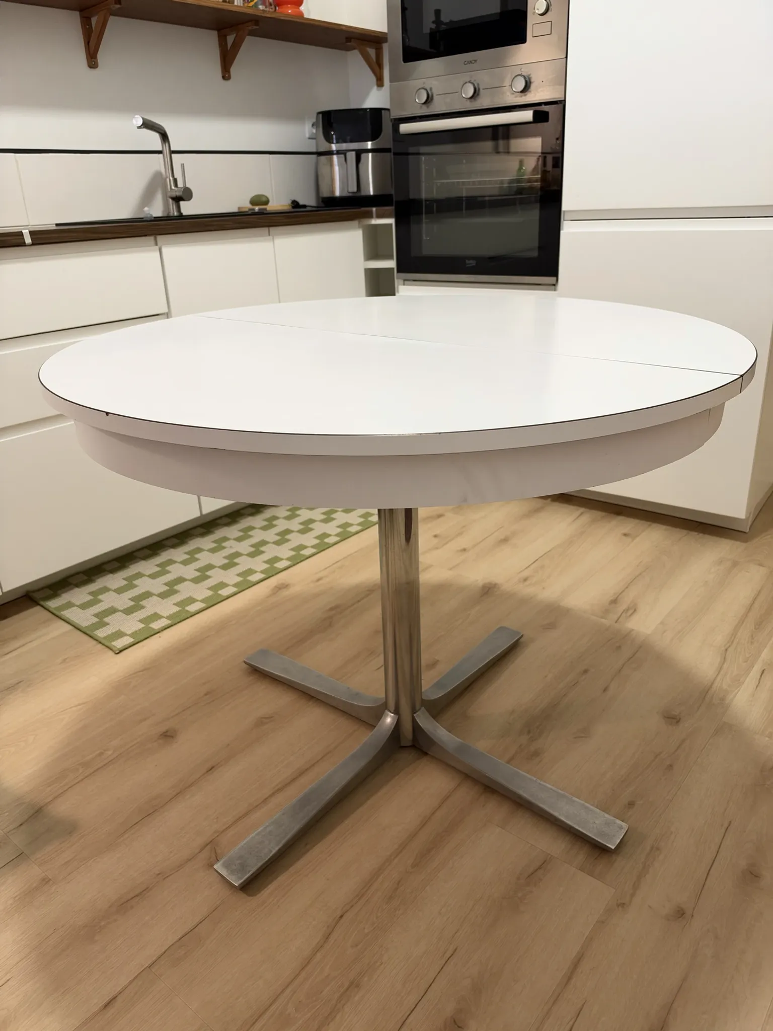 Round table Space Age Roche Bobois with integrated extensions system 1970.