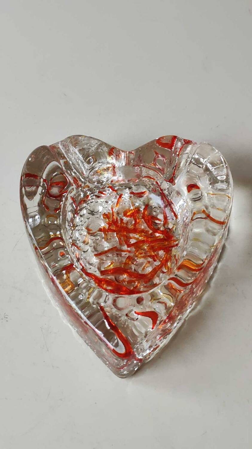 Empty pocket/Ashtray, l in blown art glass/Heart shape with inclusions of orange filaments. In Murano style