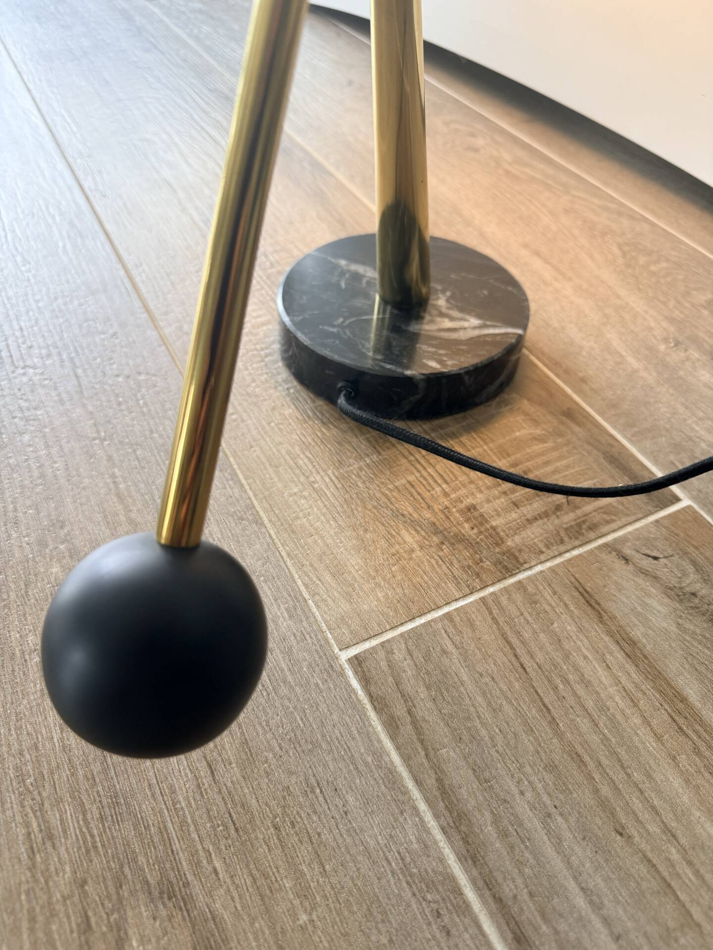 Eichholtz Cordero desk lamp in brass, black metal and marble.