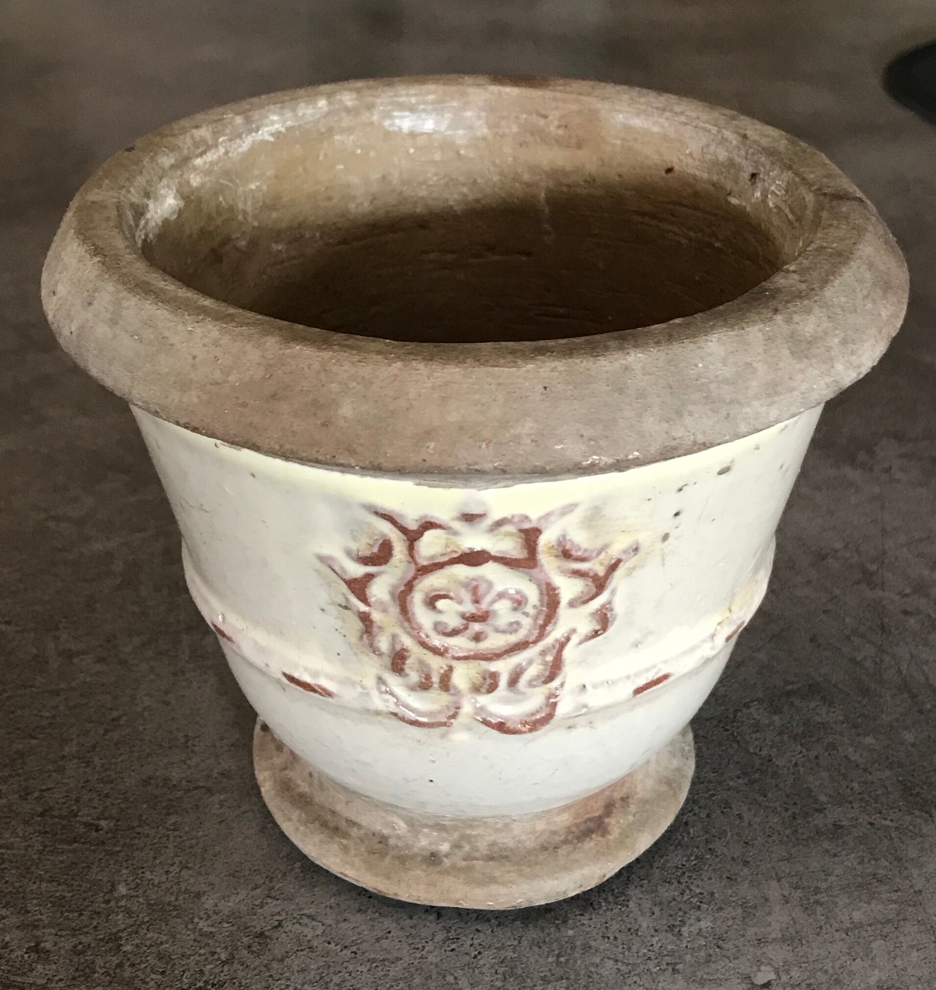 Cache-pot, poterie vintage en grès émaillée céruse à décor de médaillon