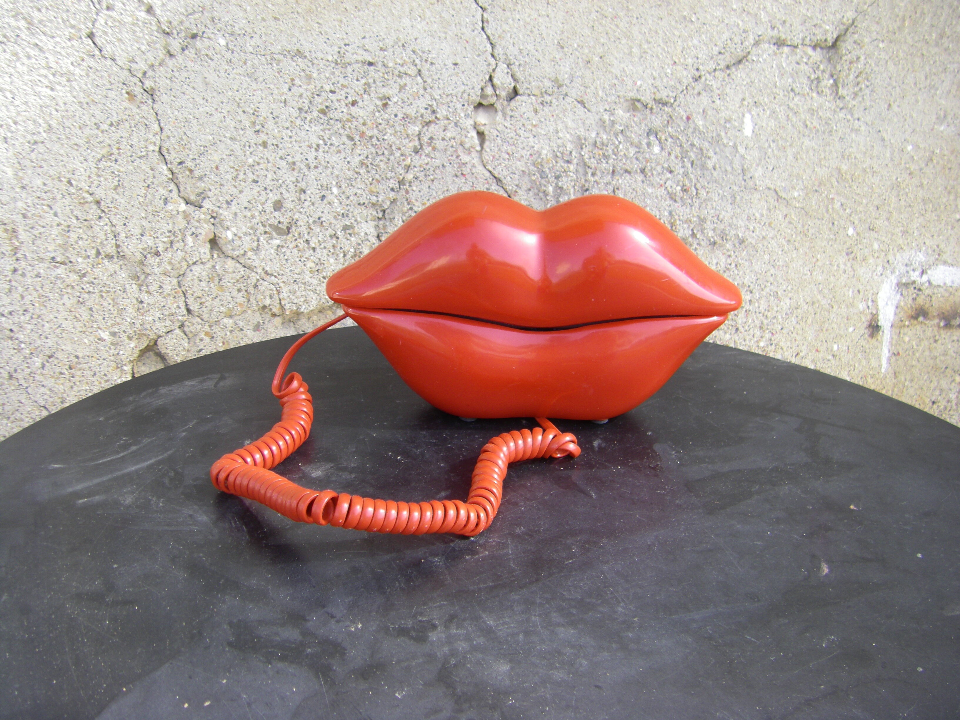 Téléphone fixe vintage hot red lips