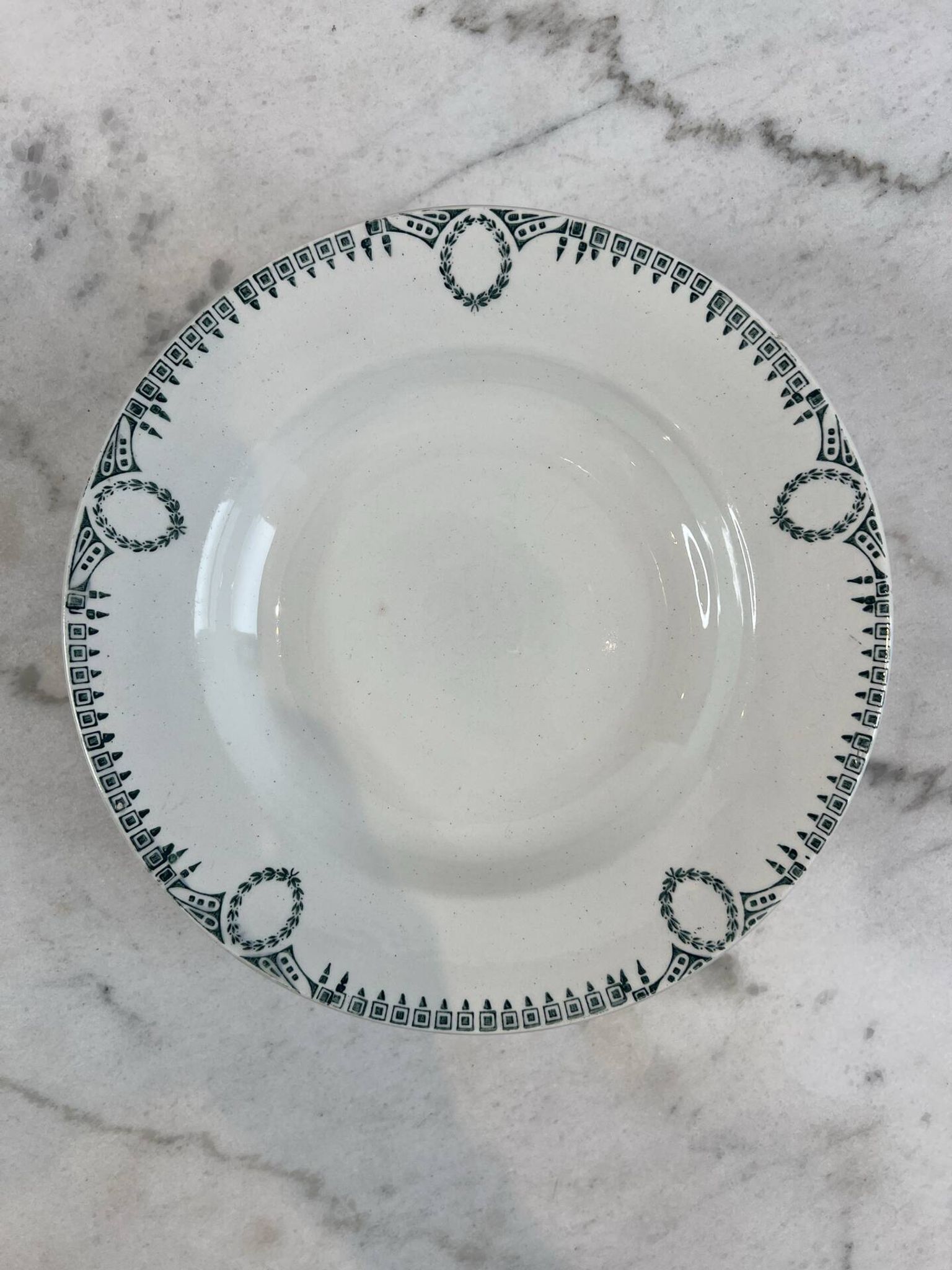 Set of 7 deep plates in earthenware, decorated with a green frieze.