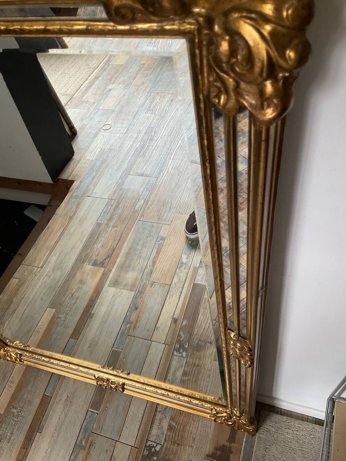 Large Deknudt mirror in gilded wood and glazing beads