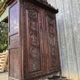 Armoire bretonne ancienne en chêne sculpté