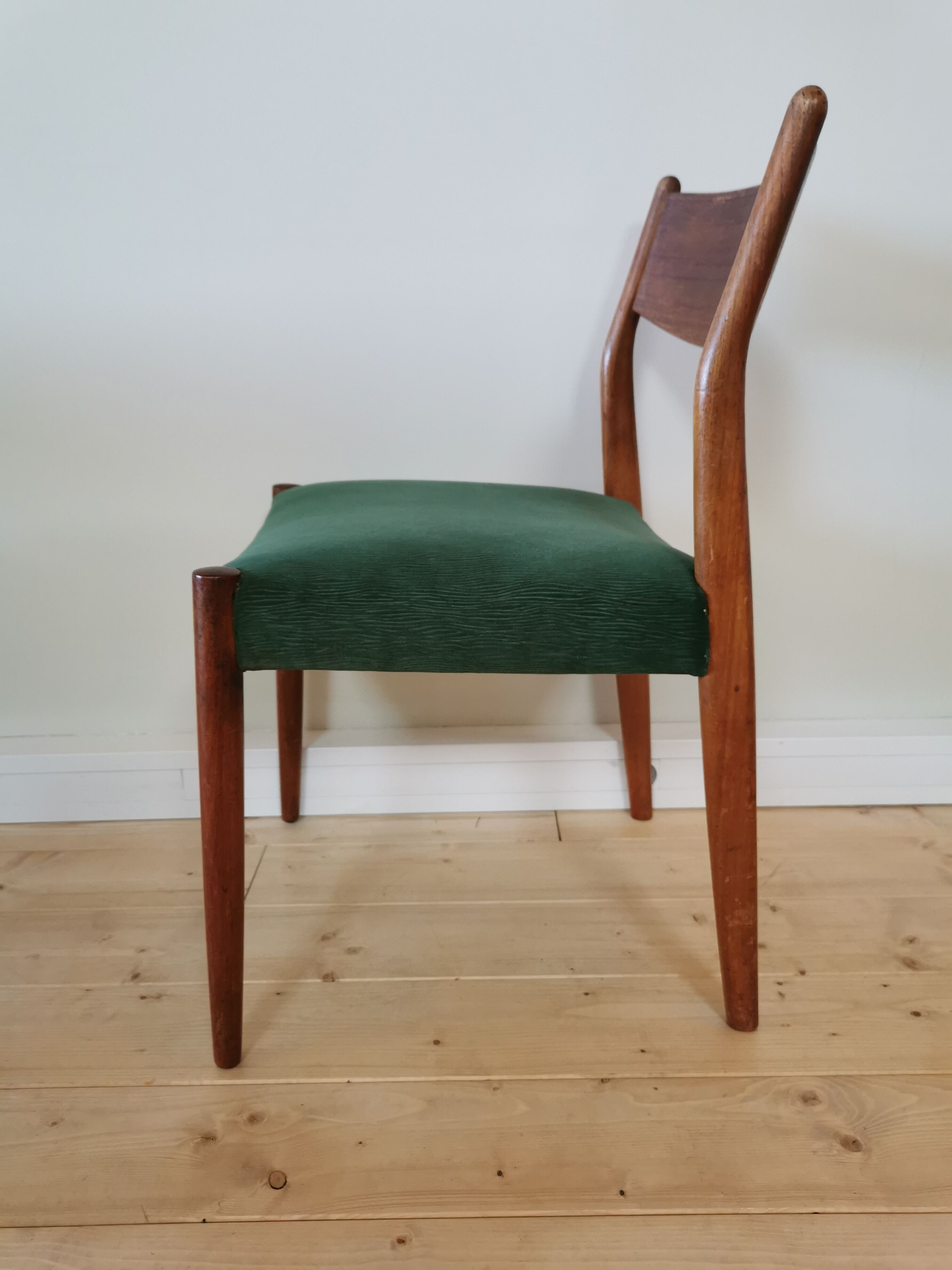Lot of 6 chairs in 60s Scandinavian style teak
